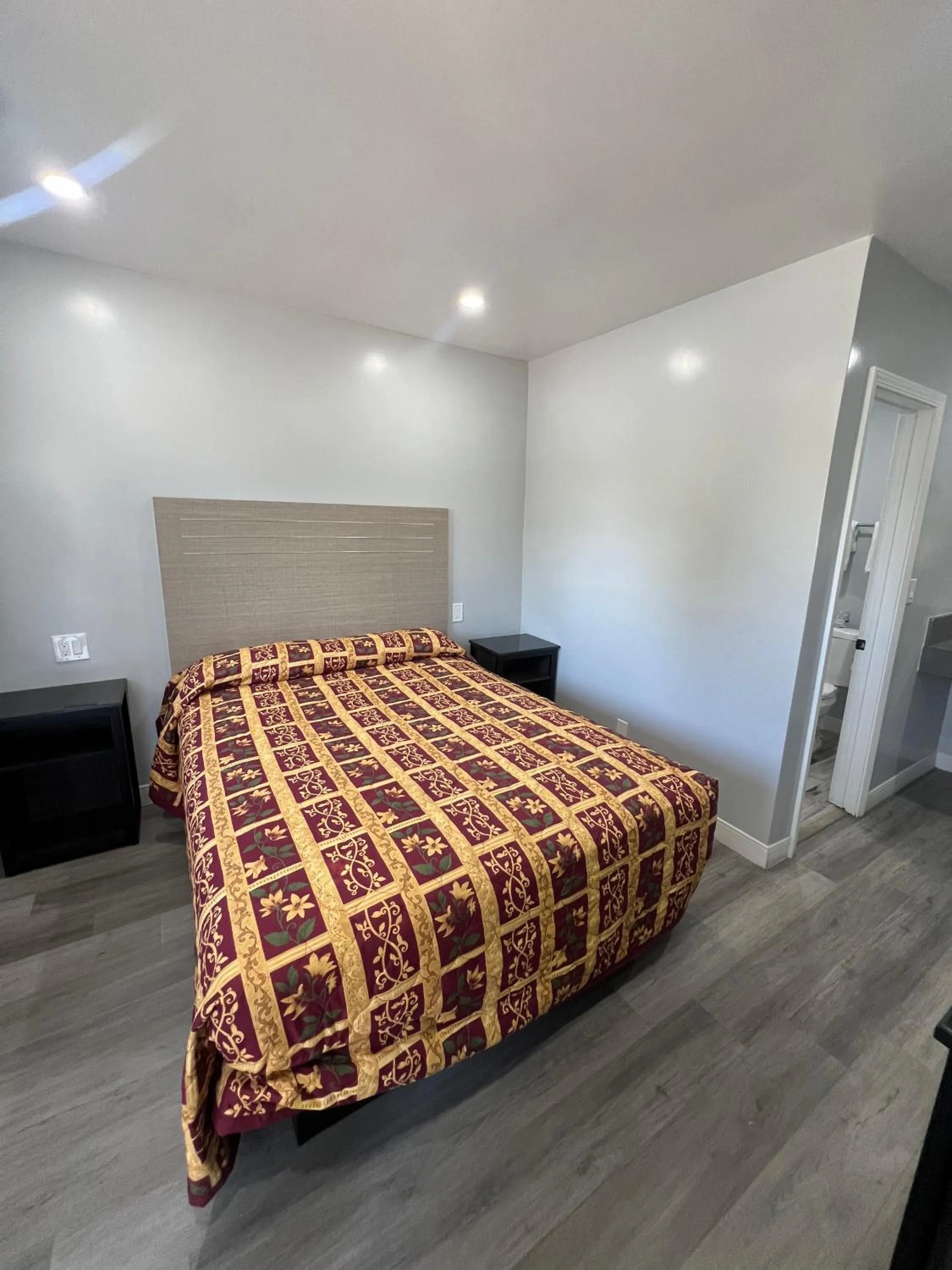 Bed in Eastsider Motel -Downtown LA New Rooms