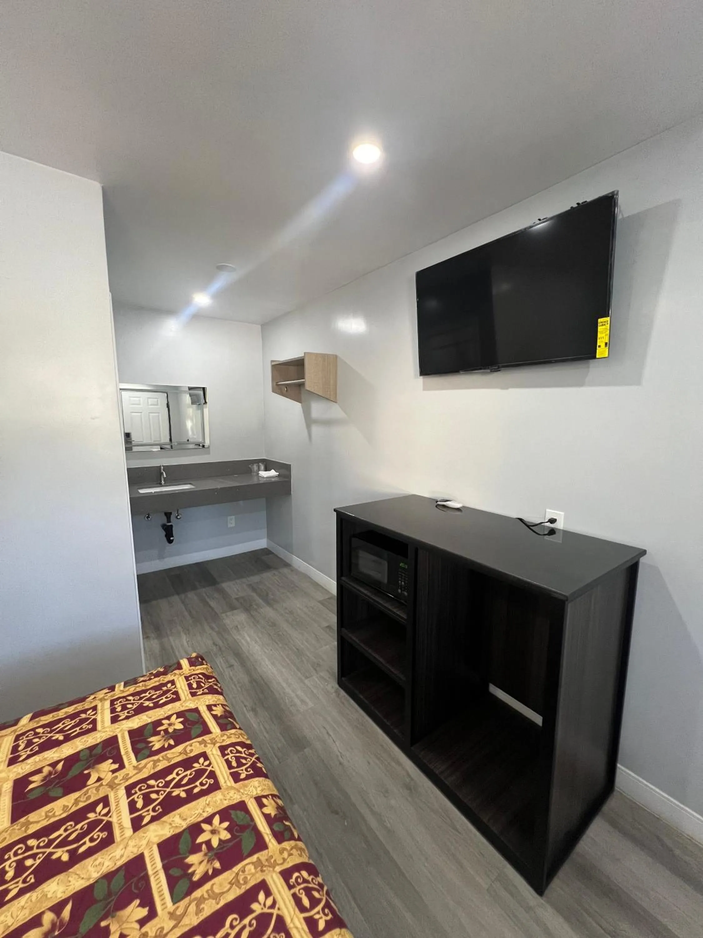 Bed in Eastsider Motel -Downtown LA New Rooms