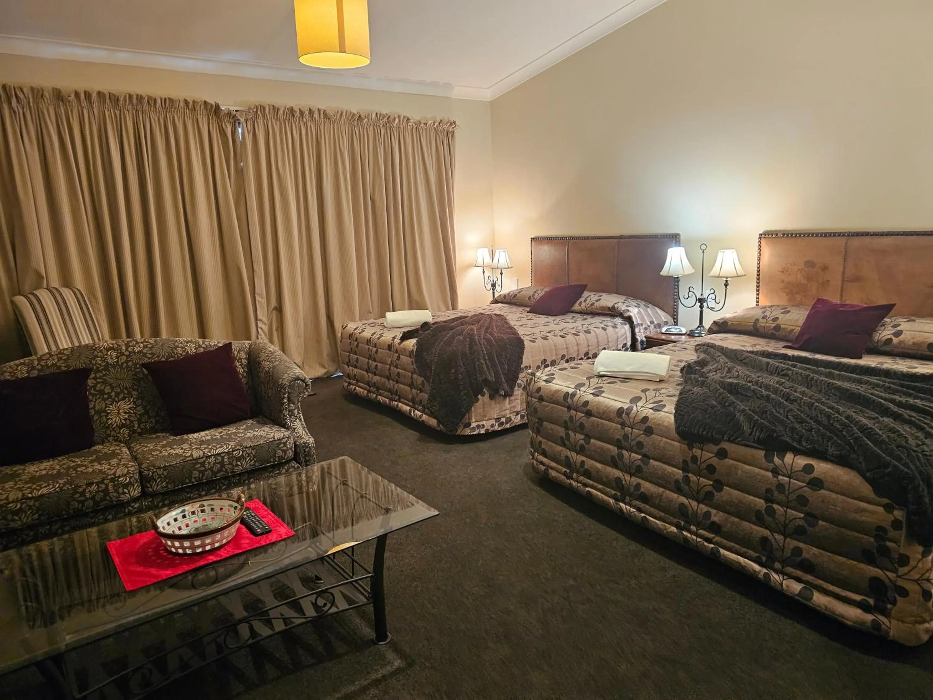 Bed in Gateway Motor Inn