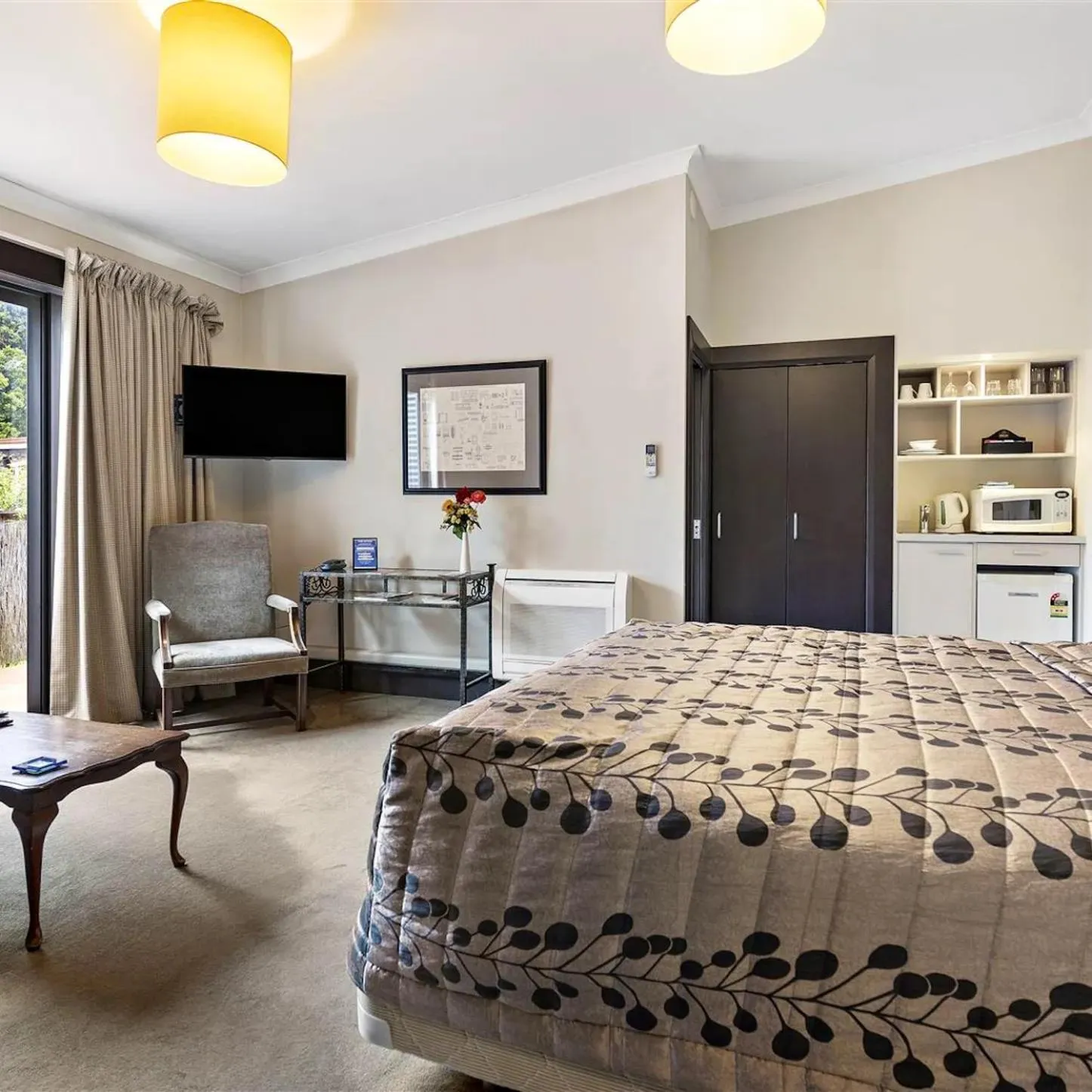 Bed in Gateway Motor Inn