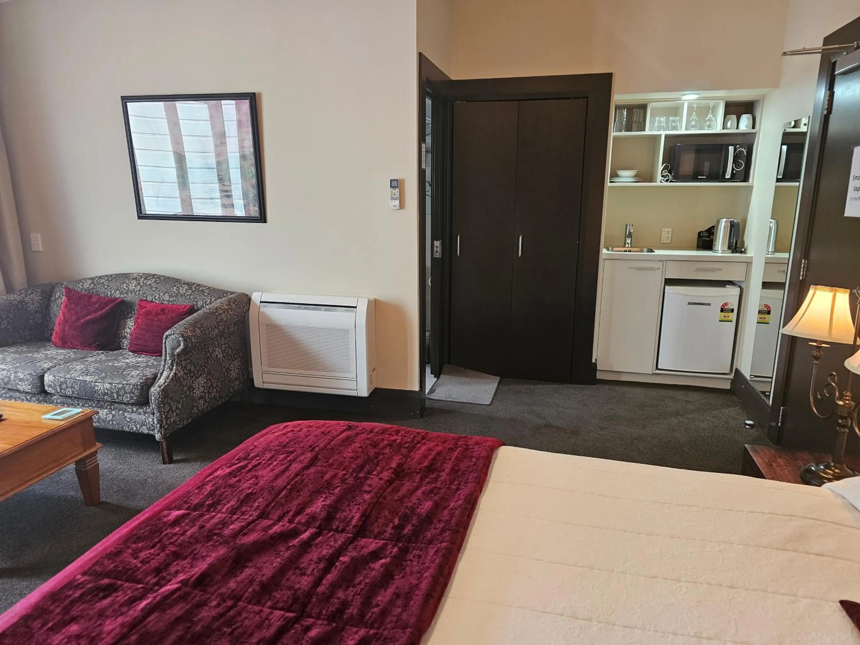 Kitchen or kitchenette, Bed in Gateway Motor Inn