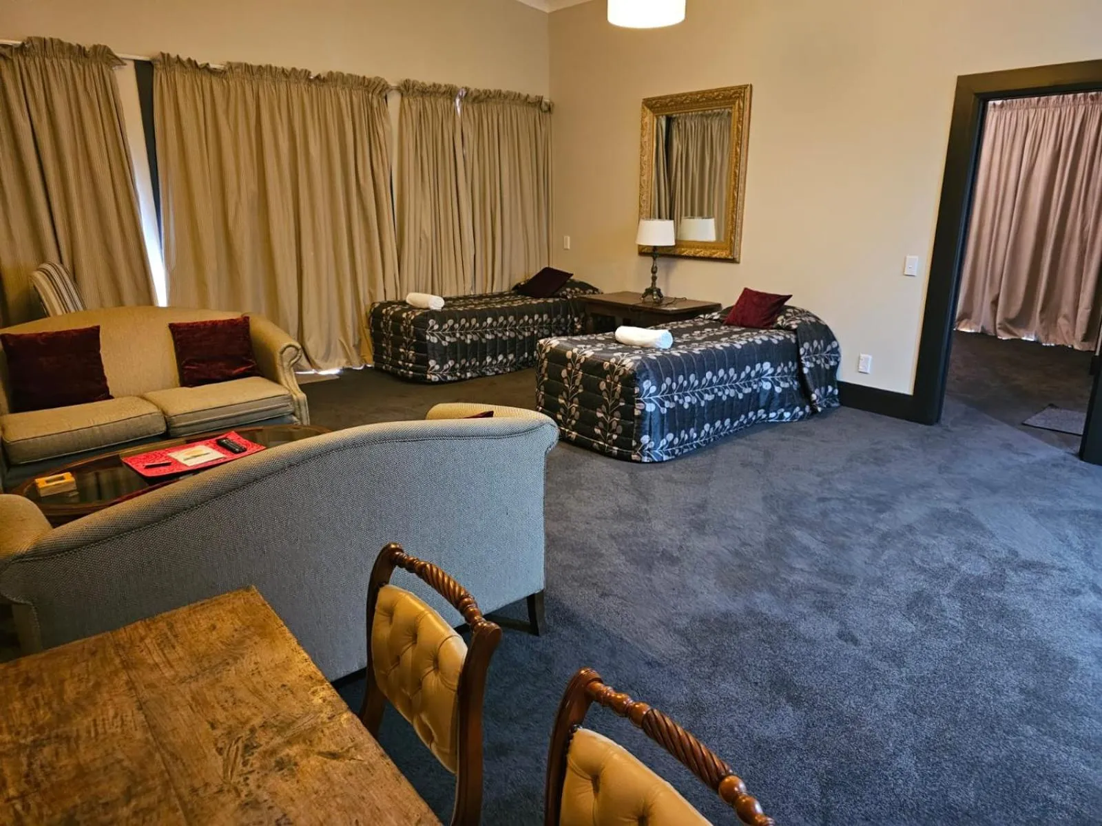 Living room, Bed in Gateway Motor Inn