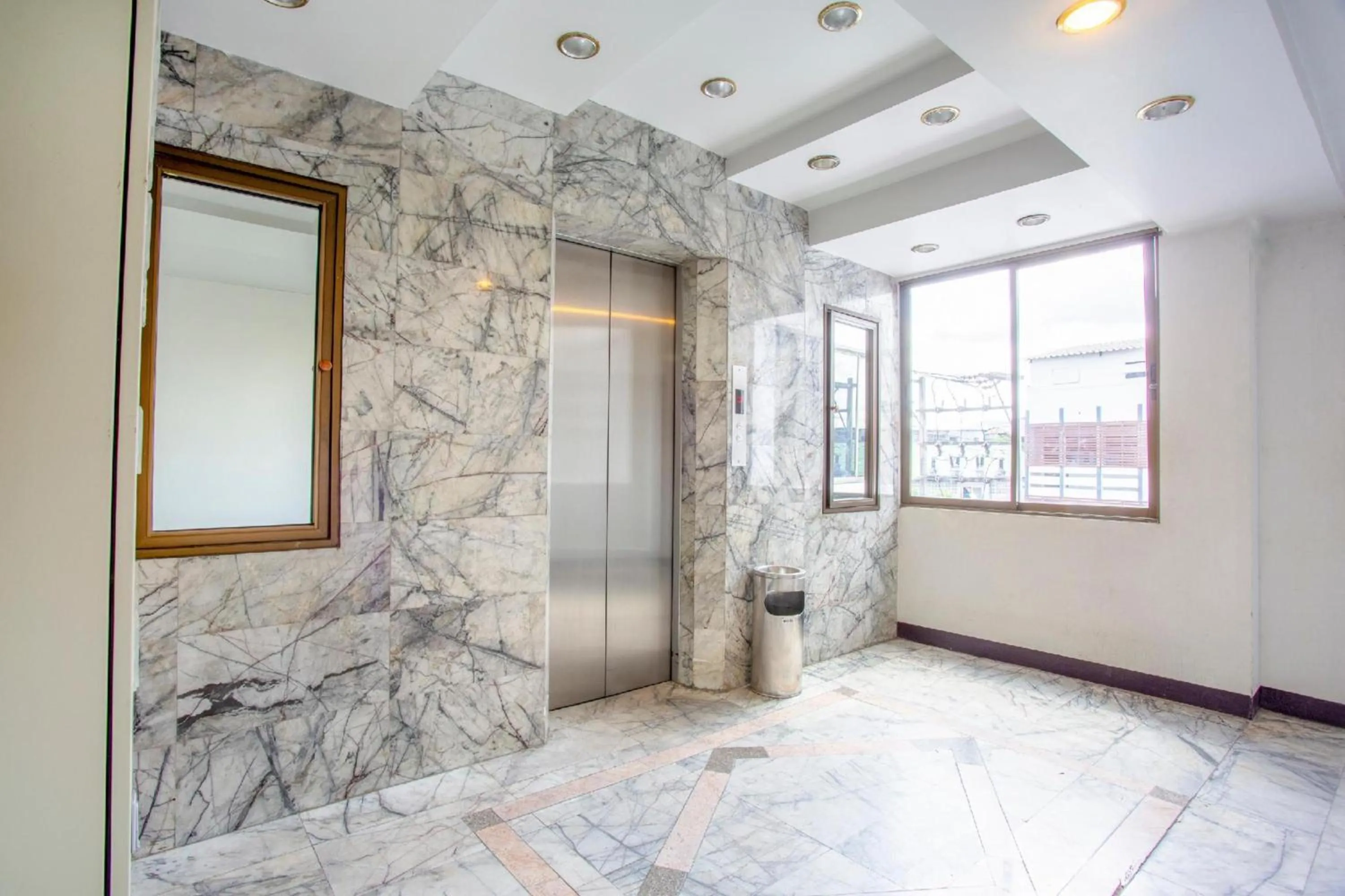 elevator in Super OYO 1096 Winner Inn Hotel