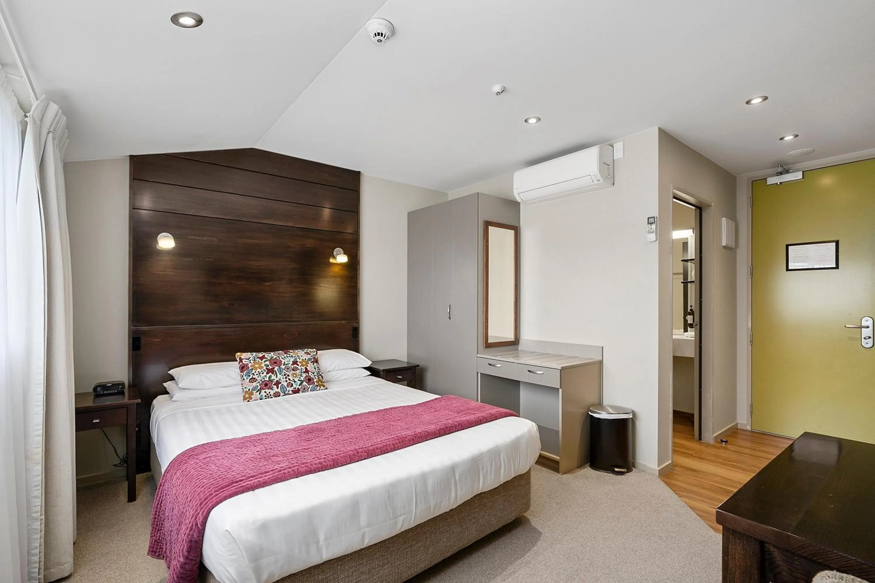 Photo of the whole room, Bed in Boulcott Lodge