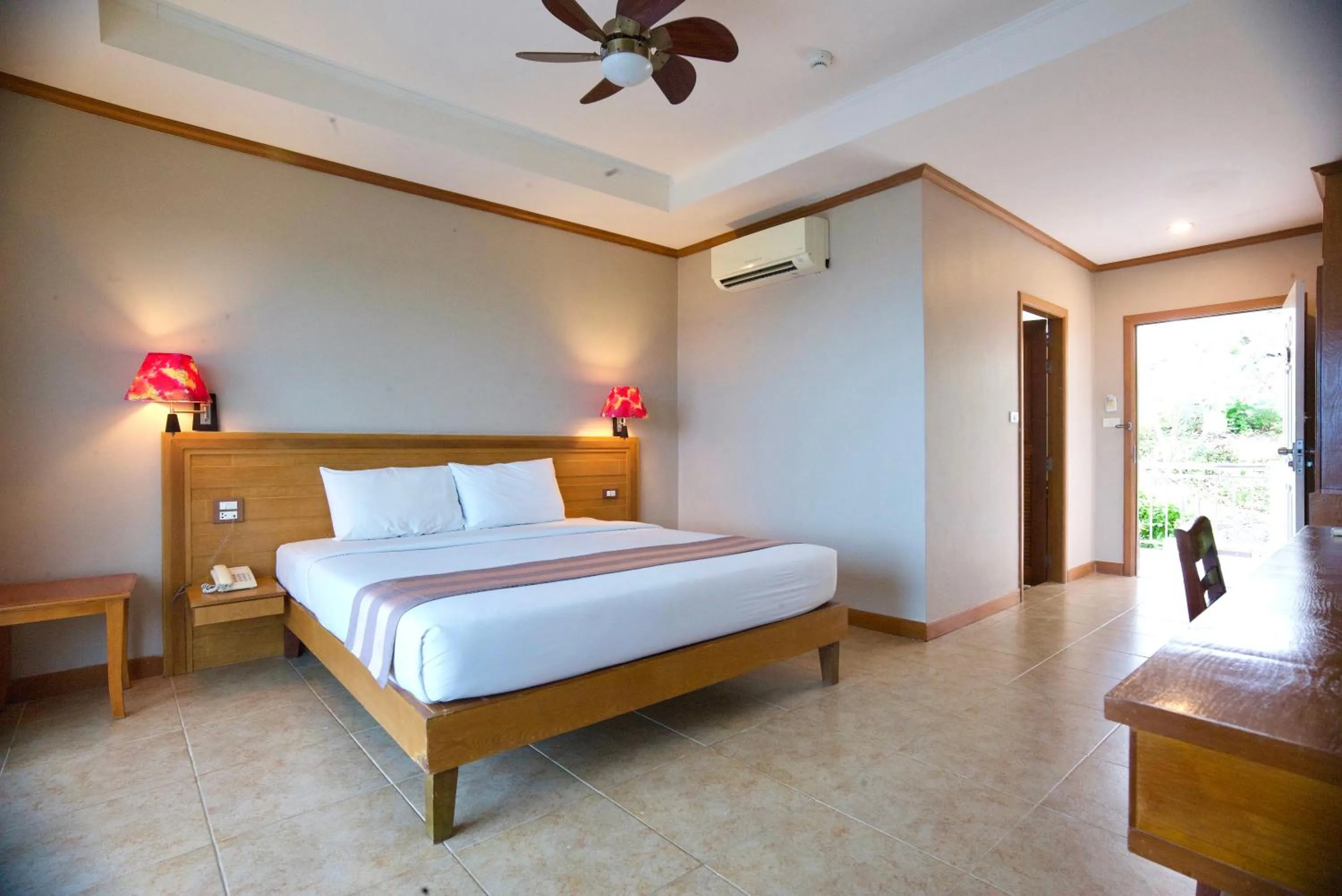 Photo of the whole room, Bed in Pinnacle Koh Tao Resort
