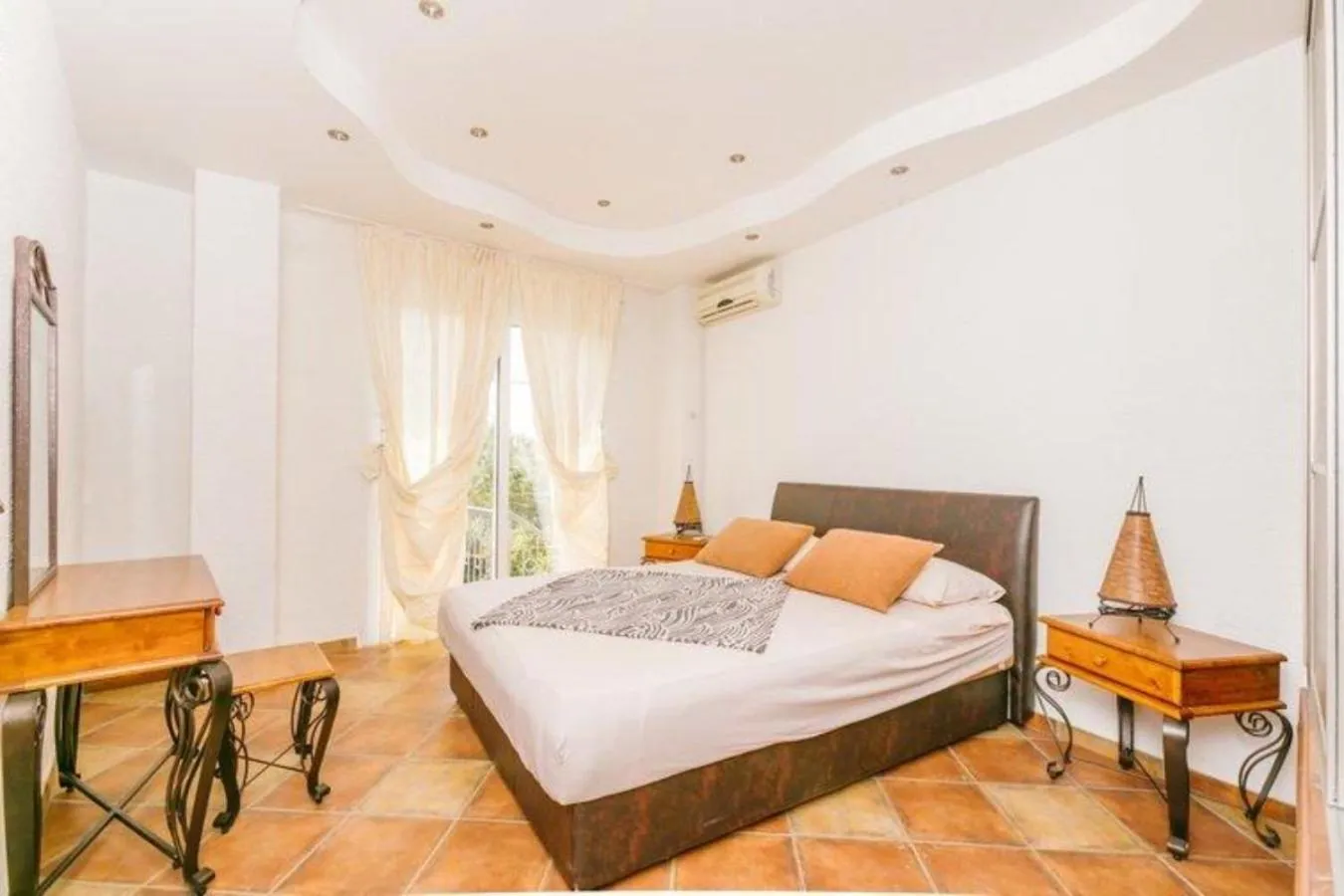 Bedroom, Bed in Monte Perla Residence