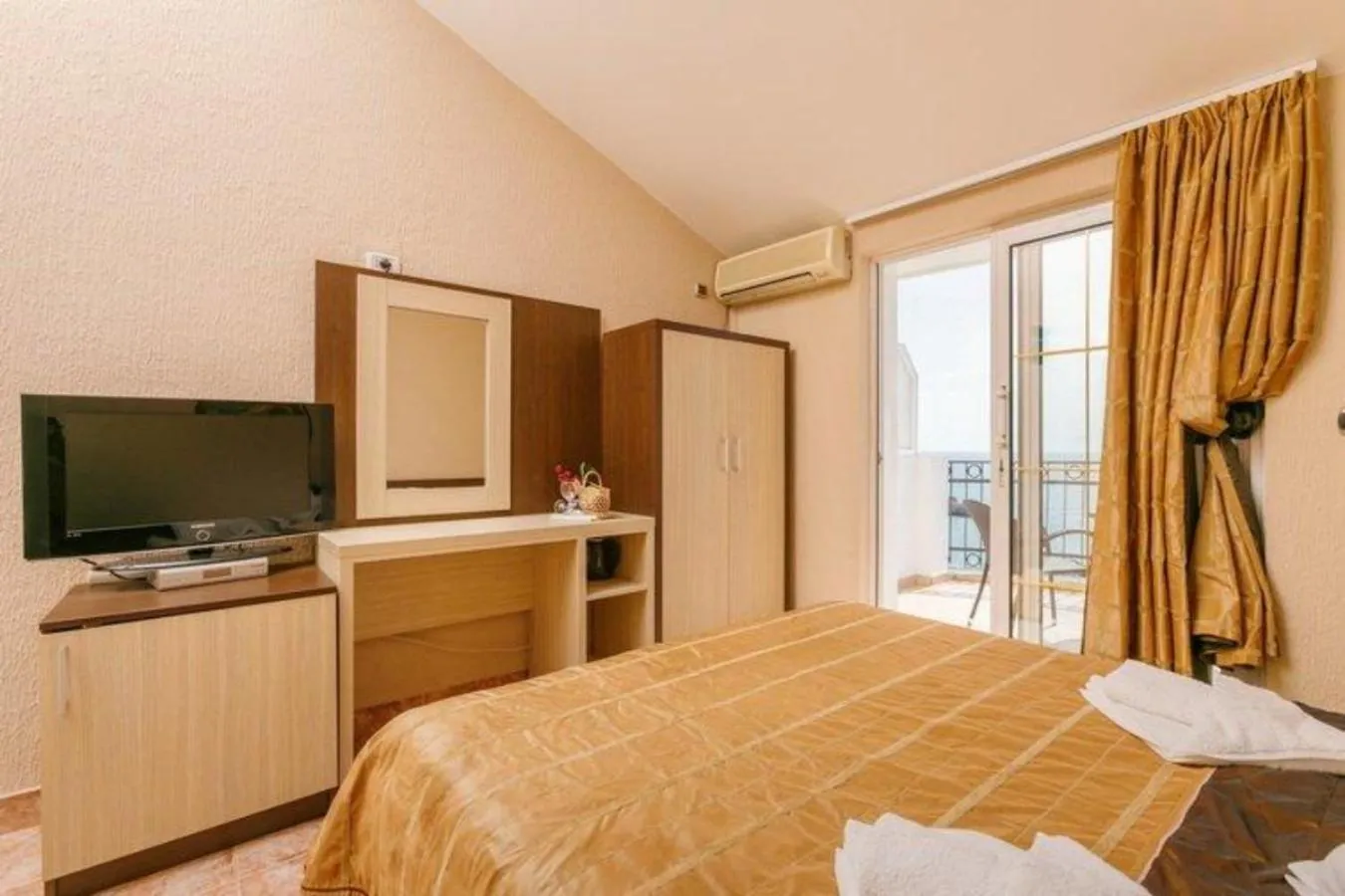 Bedroom, Bed in Monte Perla Residence