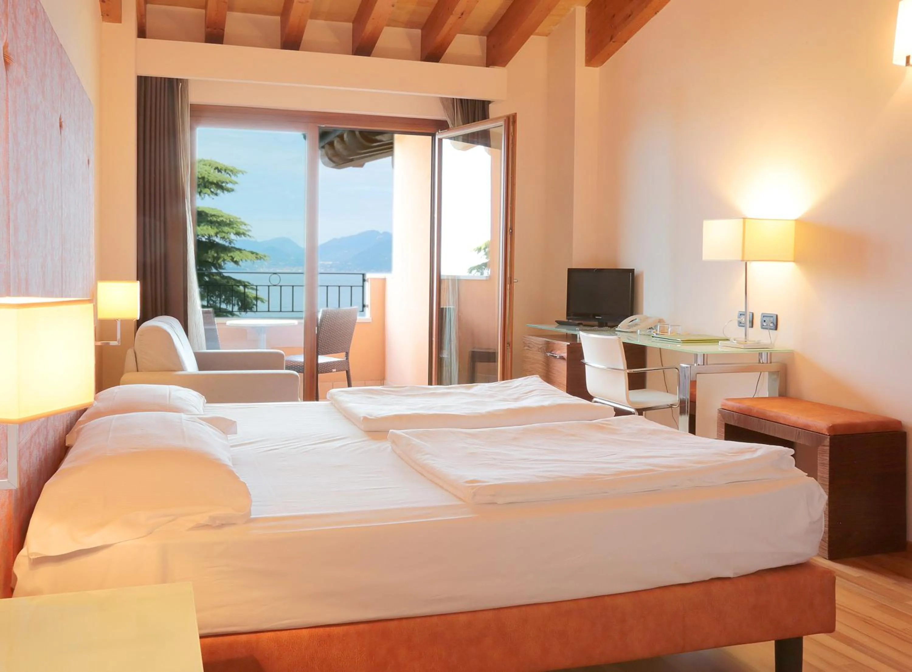 Balcony/Terrace, Bed in Hotel Lido