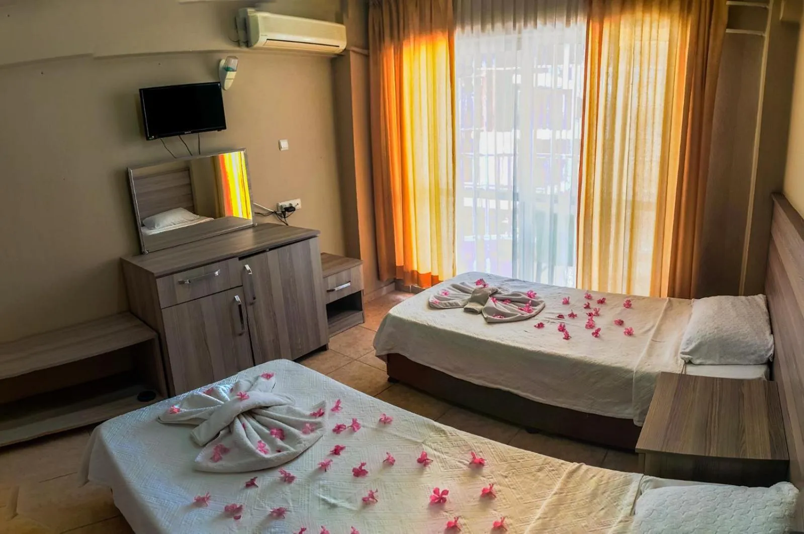 Photo of the whole room in Kartel Hotel