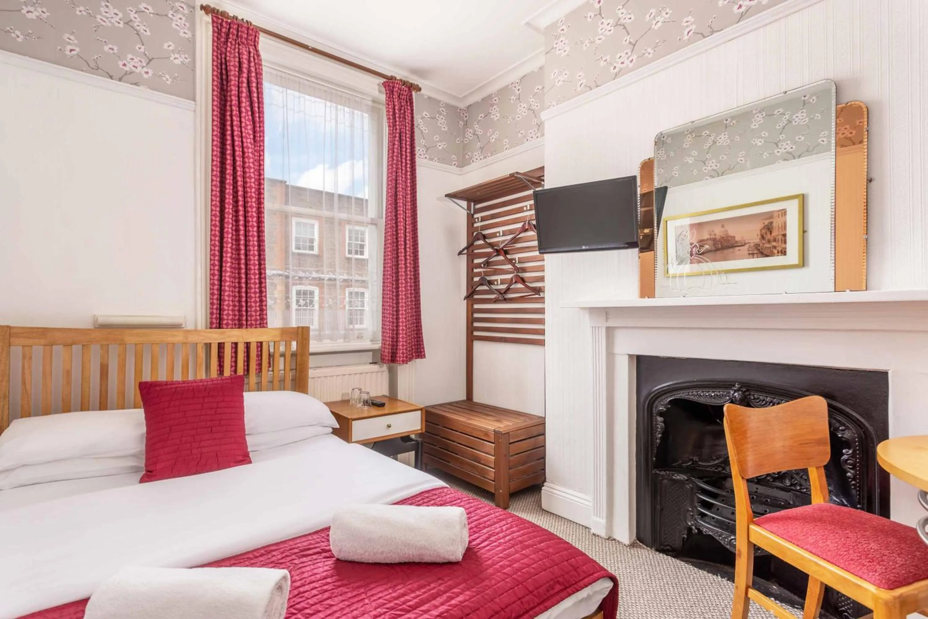 Bedroom, Bed in St Athans Hotel