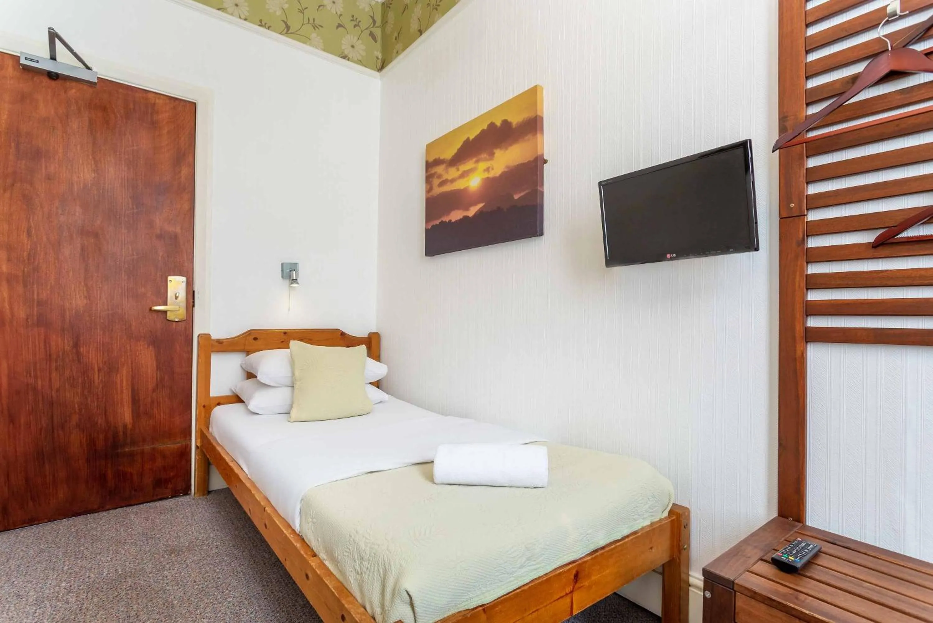 Bedroom, Bed in St Athans Hotel