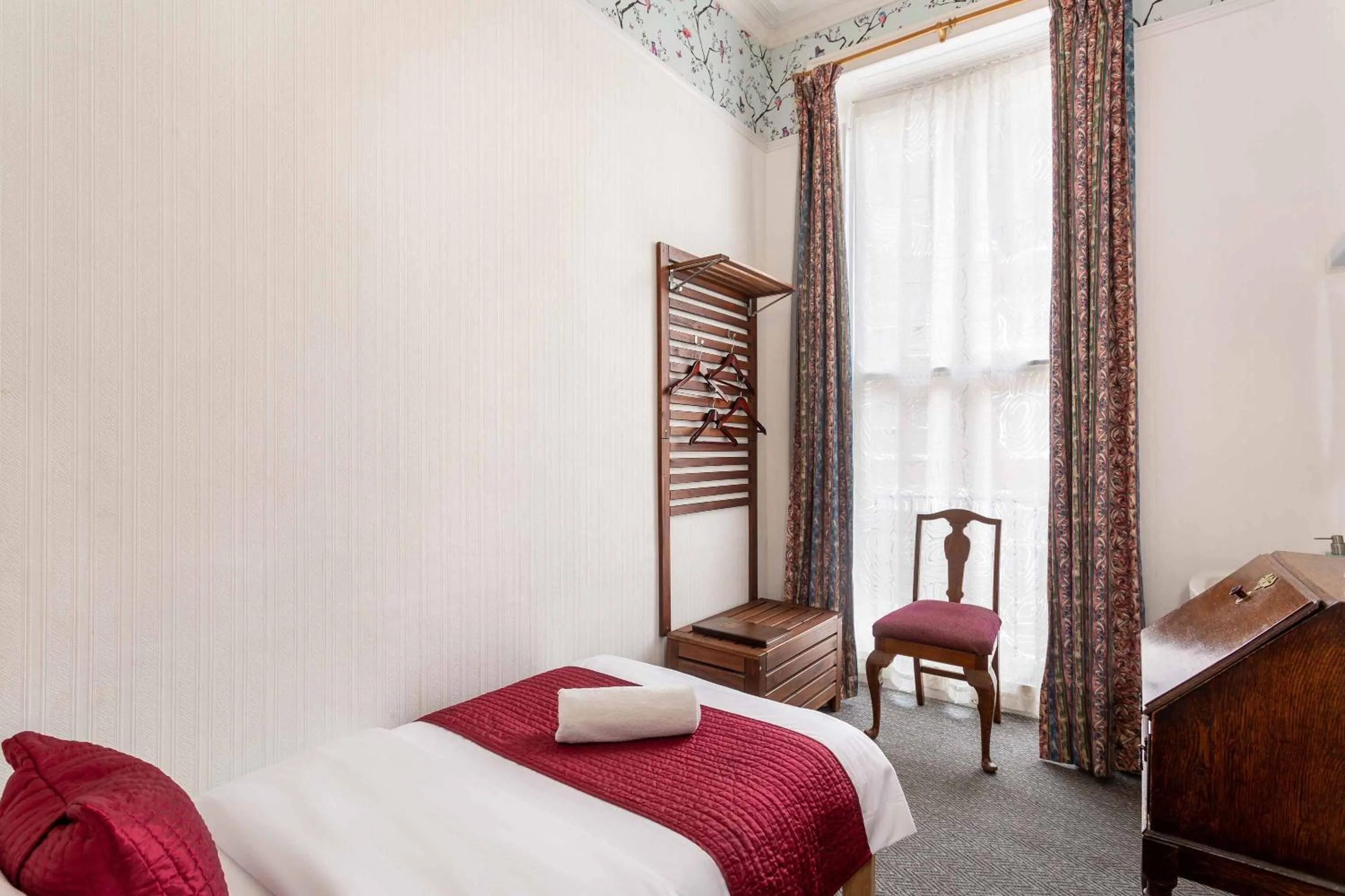 Bedroom, Bed in St Athans Hotel