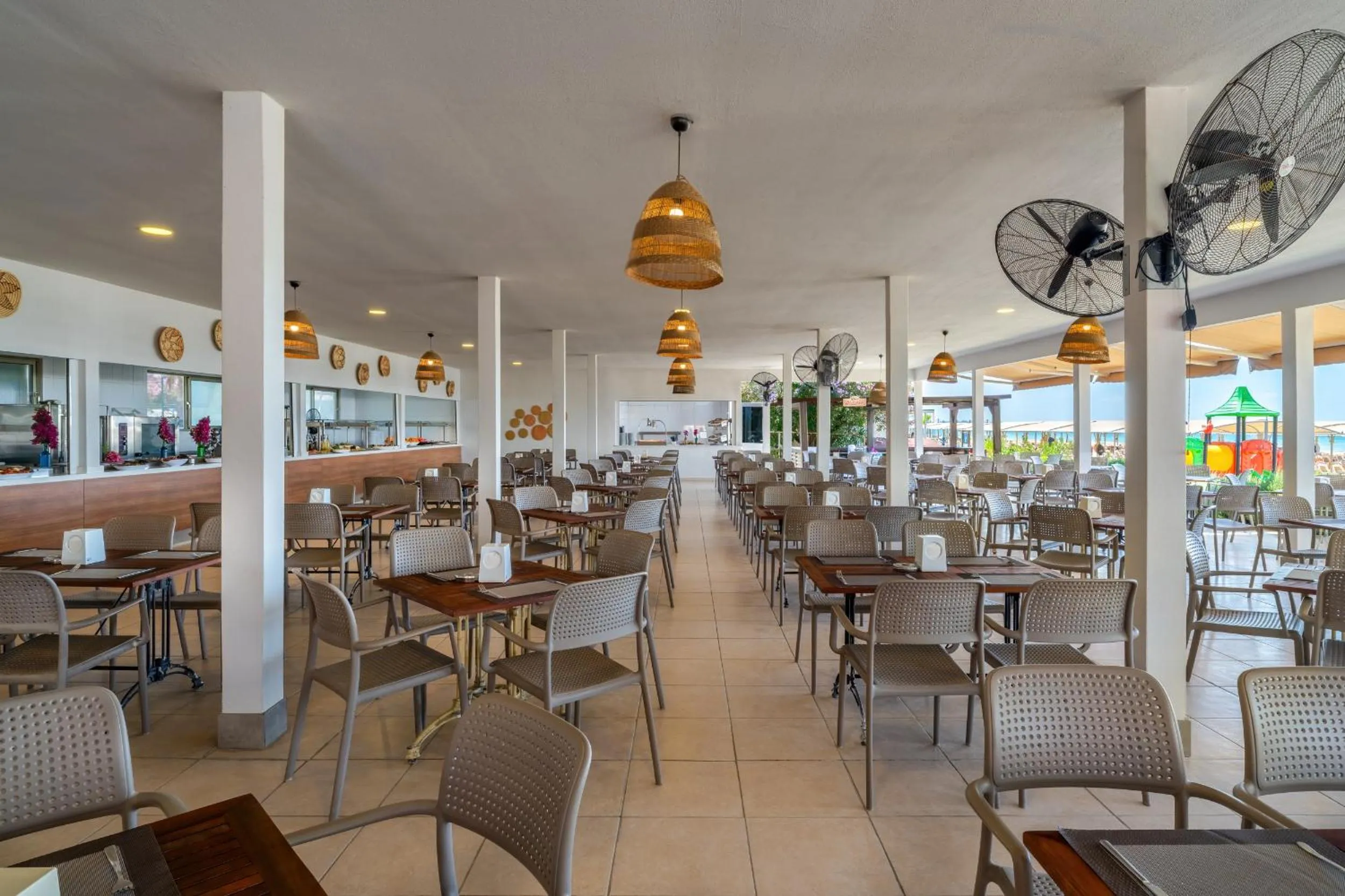 Restaurant/places to eat in Villa Side Hotel