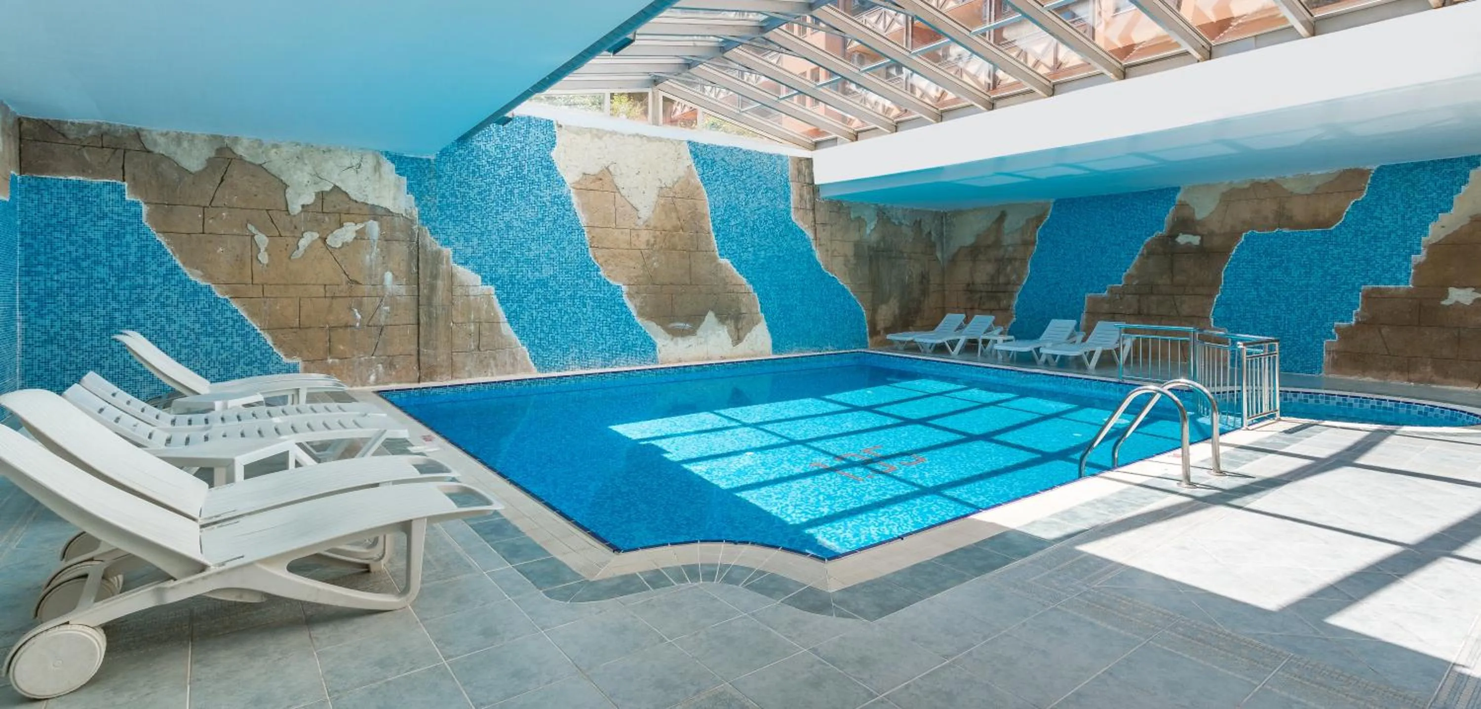 Swimming pool in Villa Side Hotel