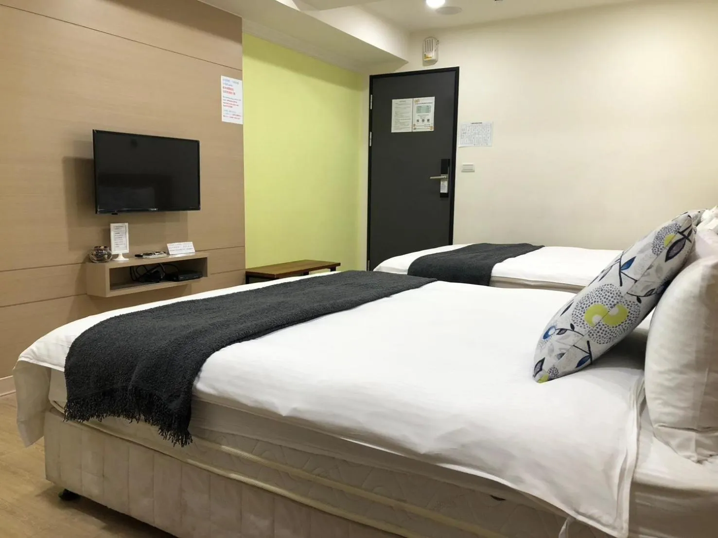 Bedroom, Bed in Music City Inn