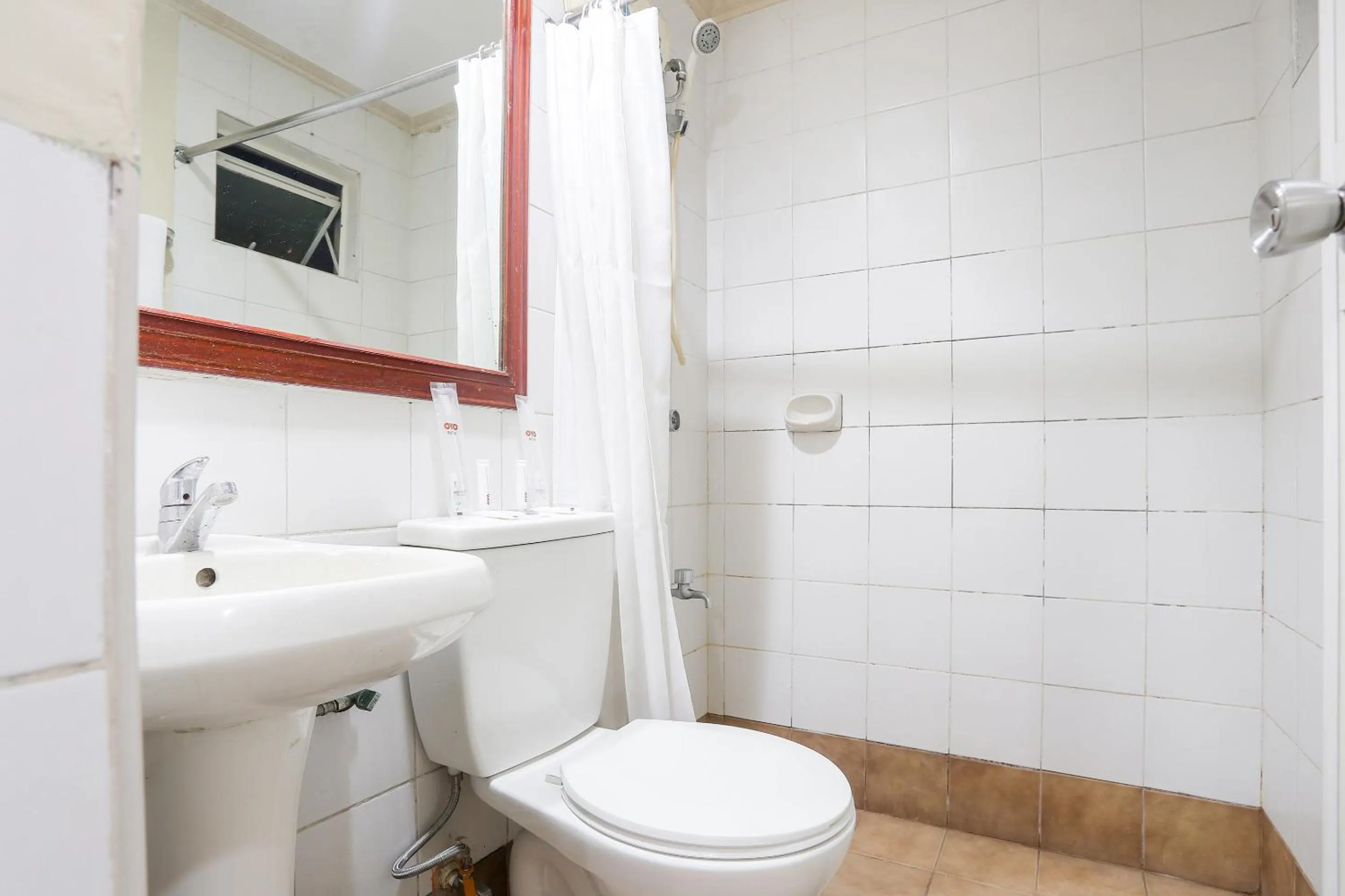 Bathroom in Royale Parc Inn & Suites