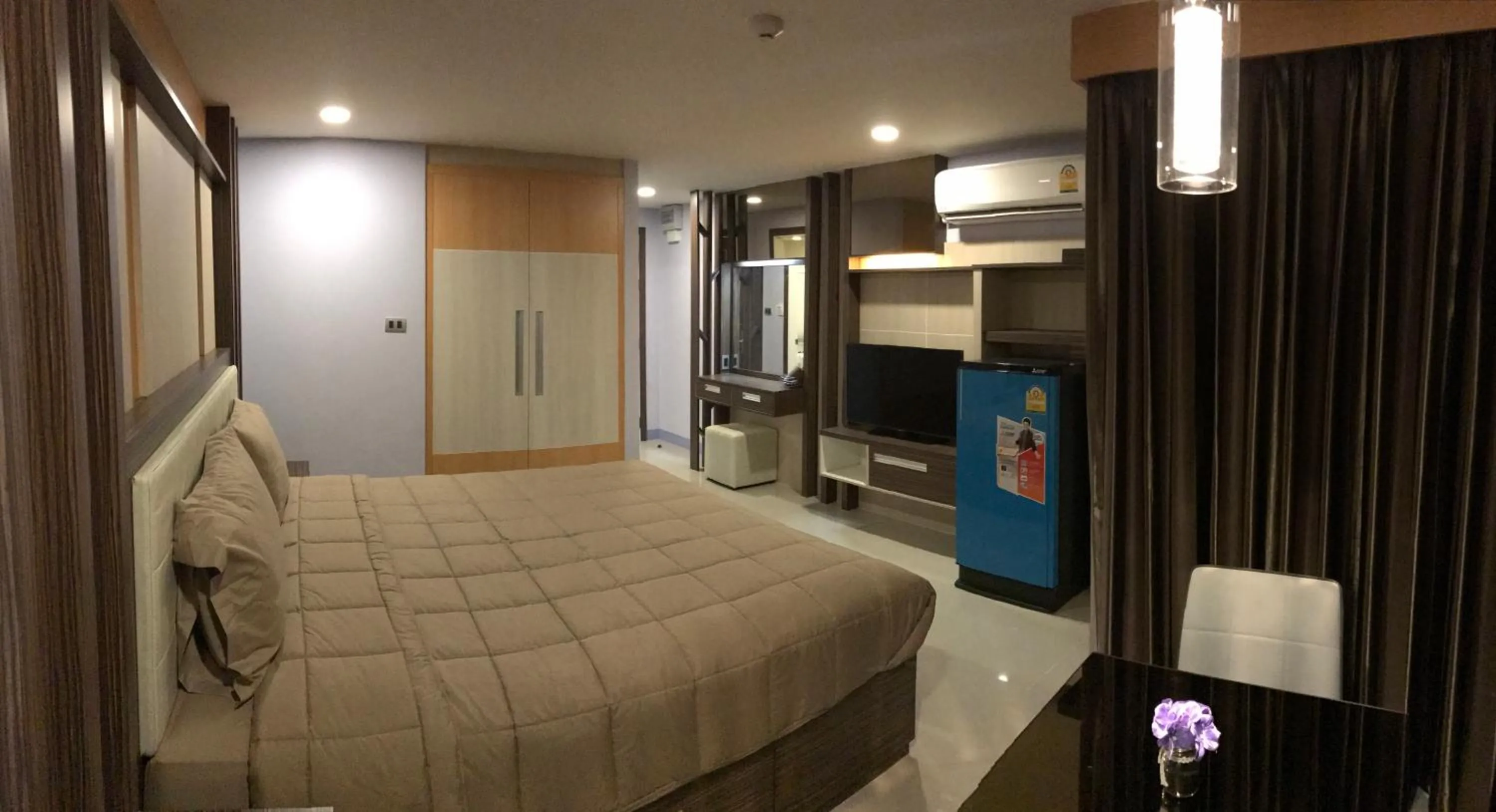 Photo of the whole room, Bed in Central Mansion