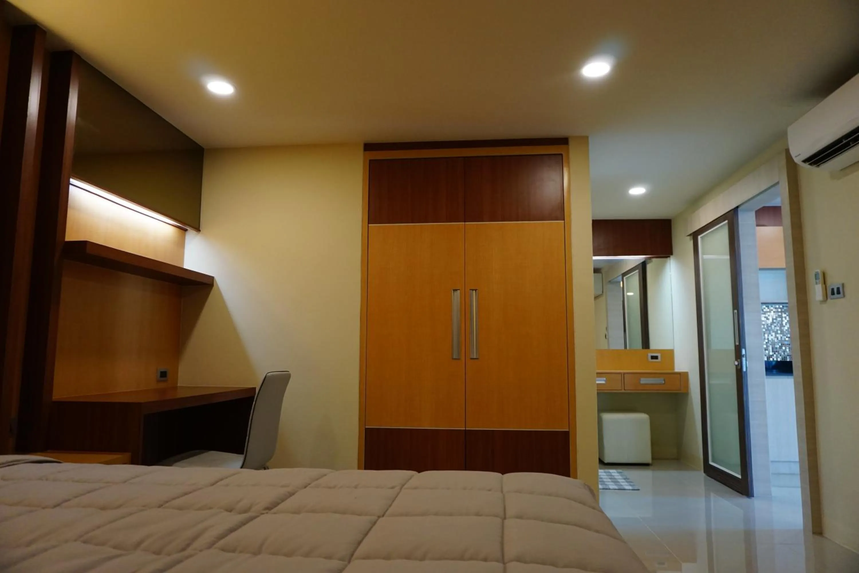 Bedroom, Bed in Central Mansion