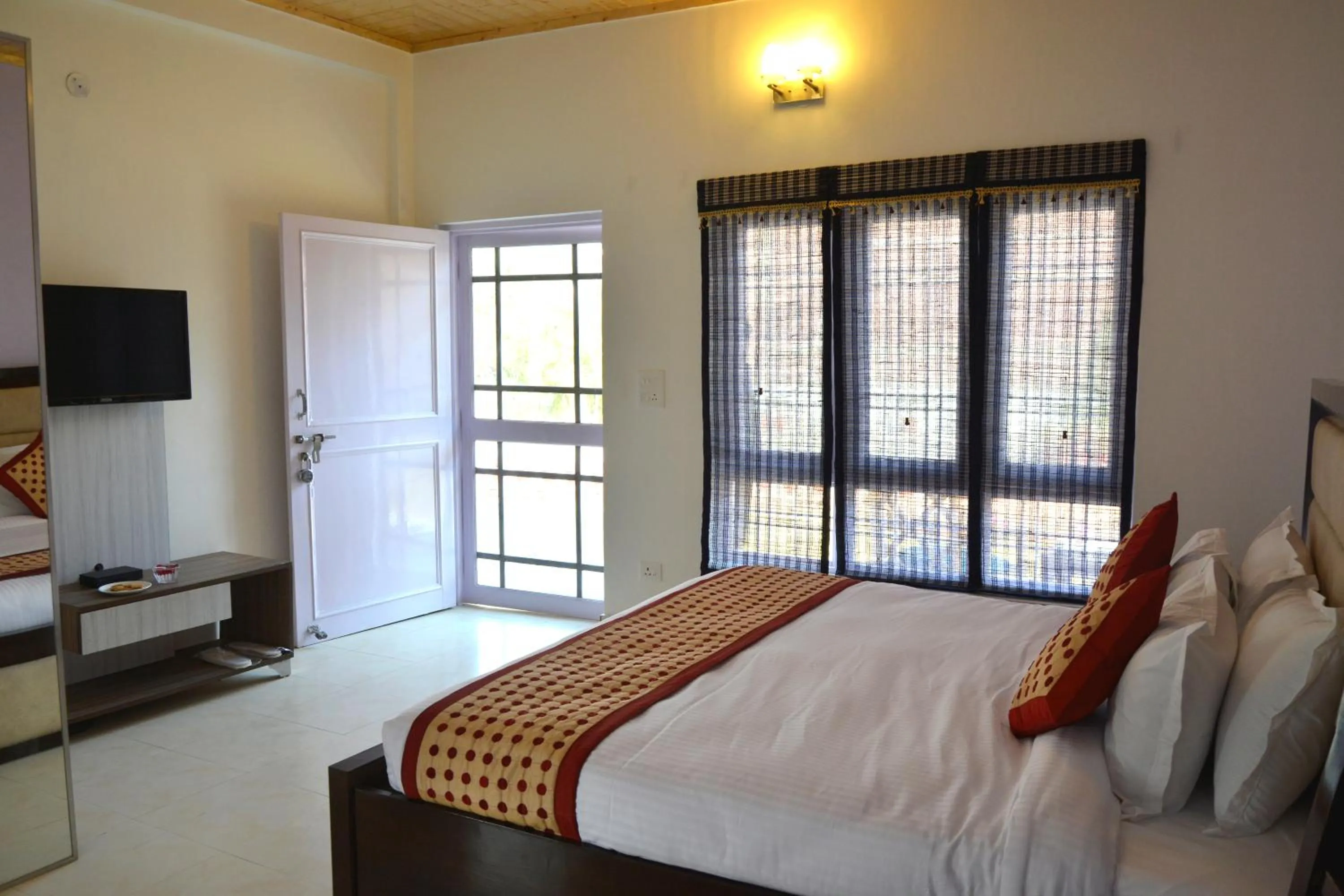 Bed in Four Banyans Spirit & Nature Resort