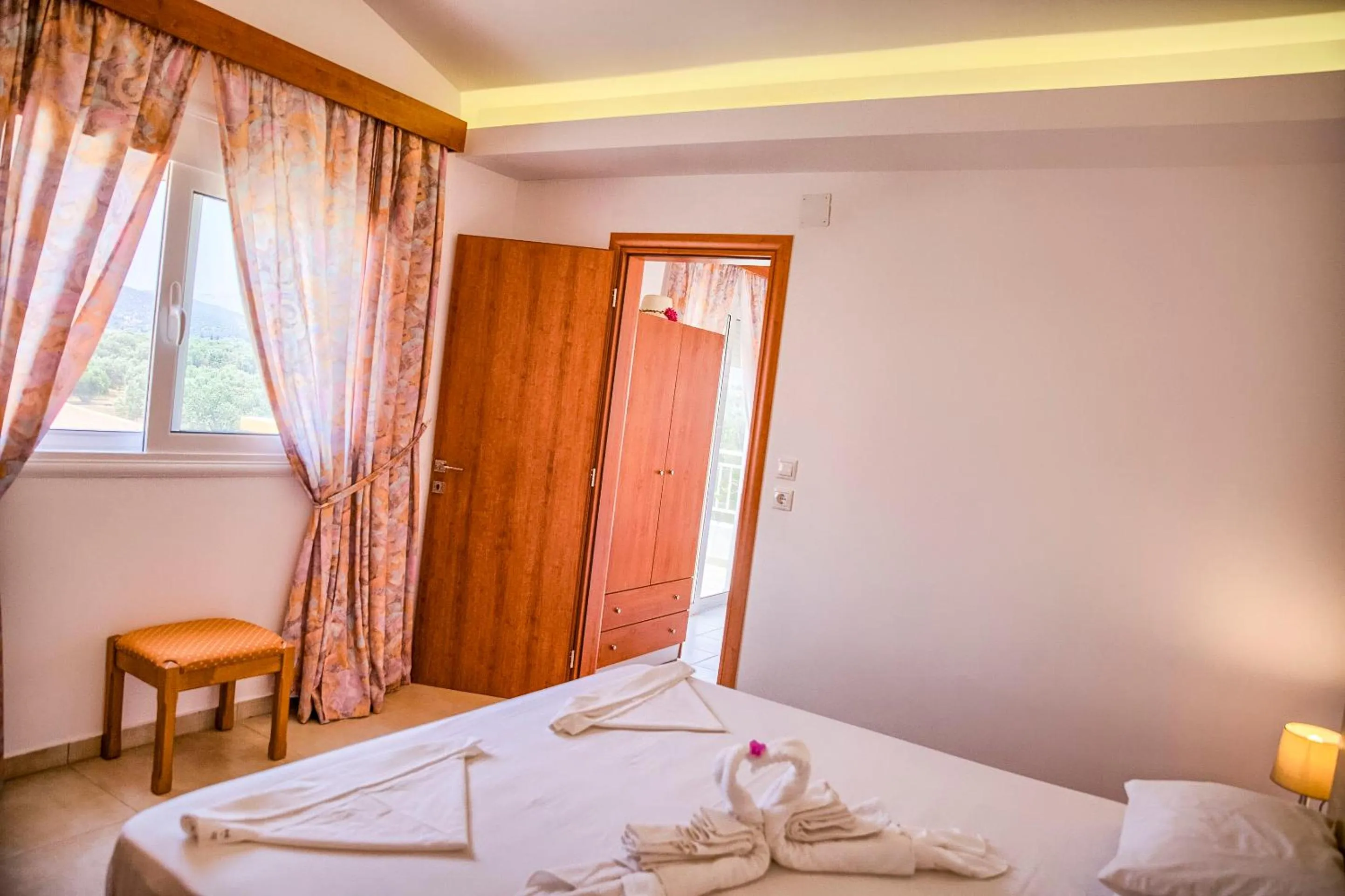 Photo of the whole room in Paul's Garden Studios