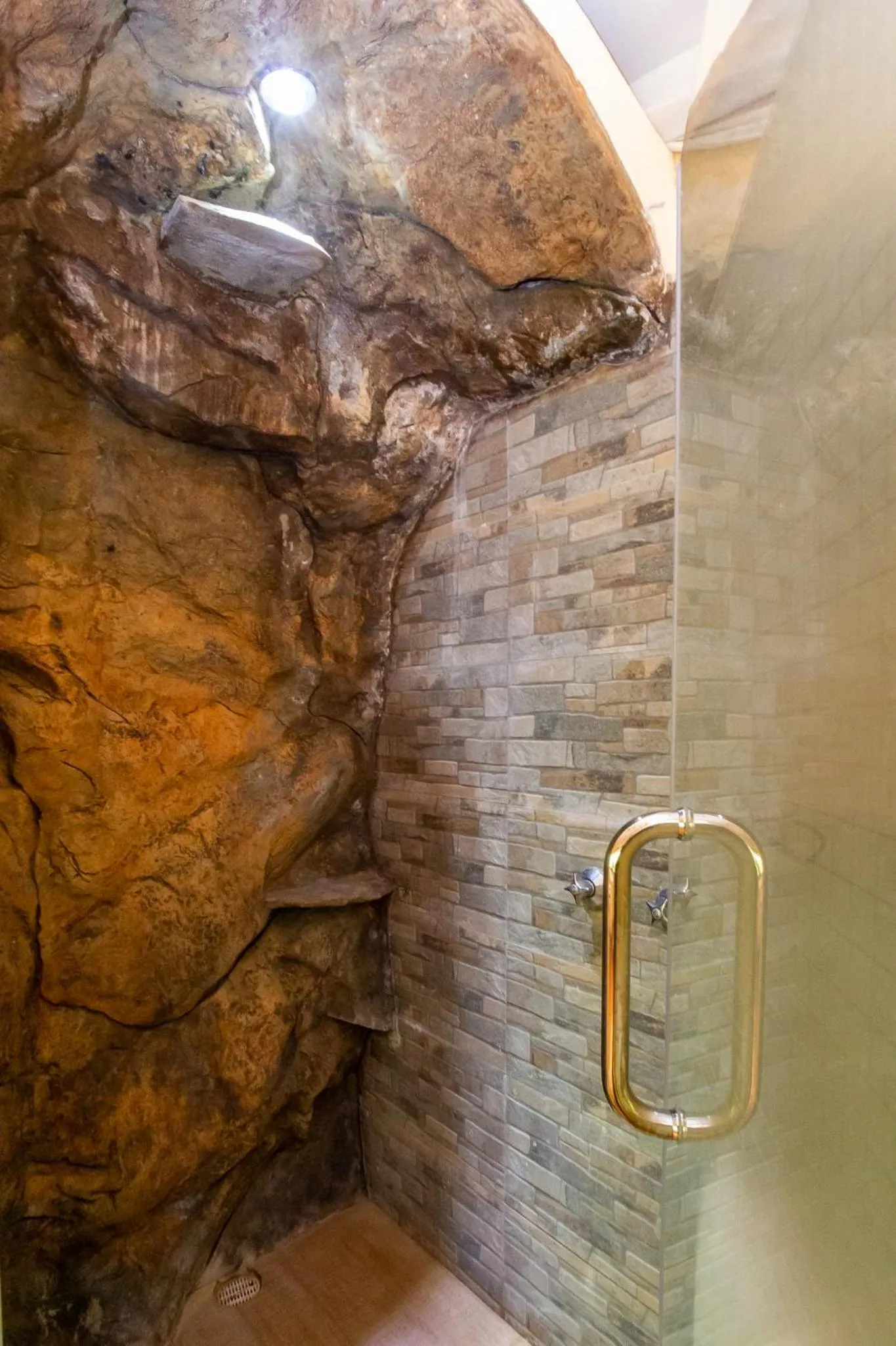 Shower in PrideInn Mara Camp & Cottages