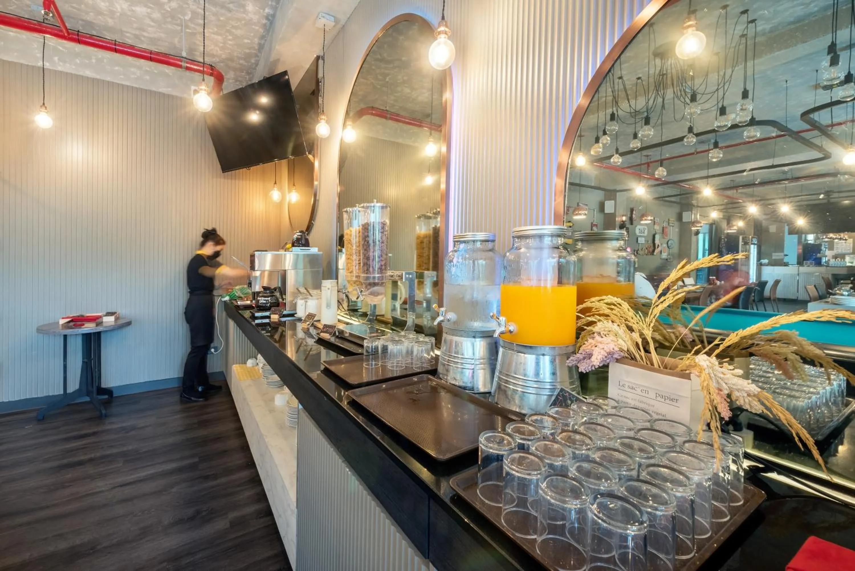 Food and drinks in Qiu Hotel Sukhumvit - BTS On Nut Station