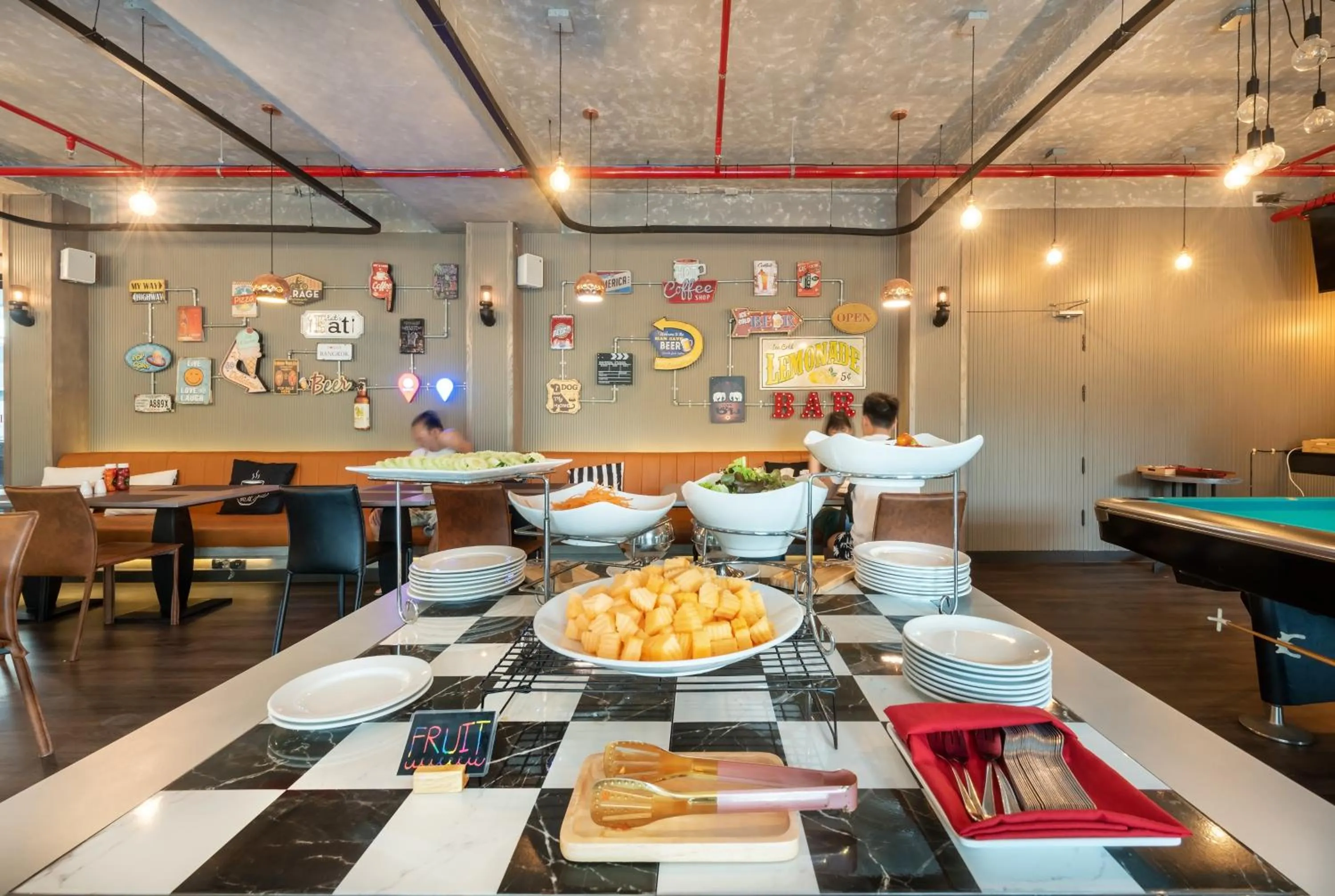 Food and drinks in Qiu Hotel Sukhumvit - BTS On Nut Station