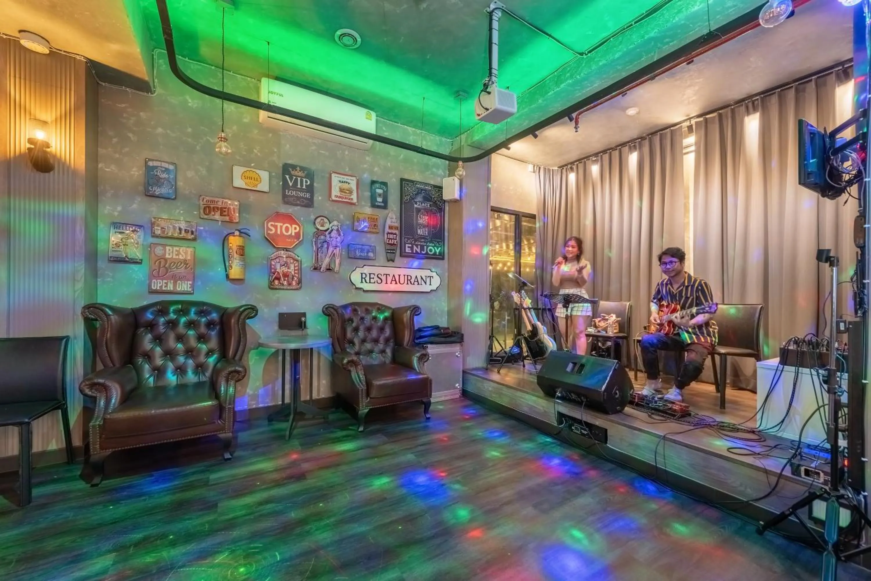 Nightclub / DJ in Qiu Hotel Sukhumvit - BTS On Nut Station