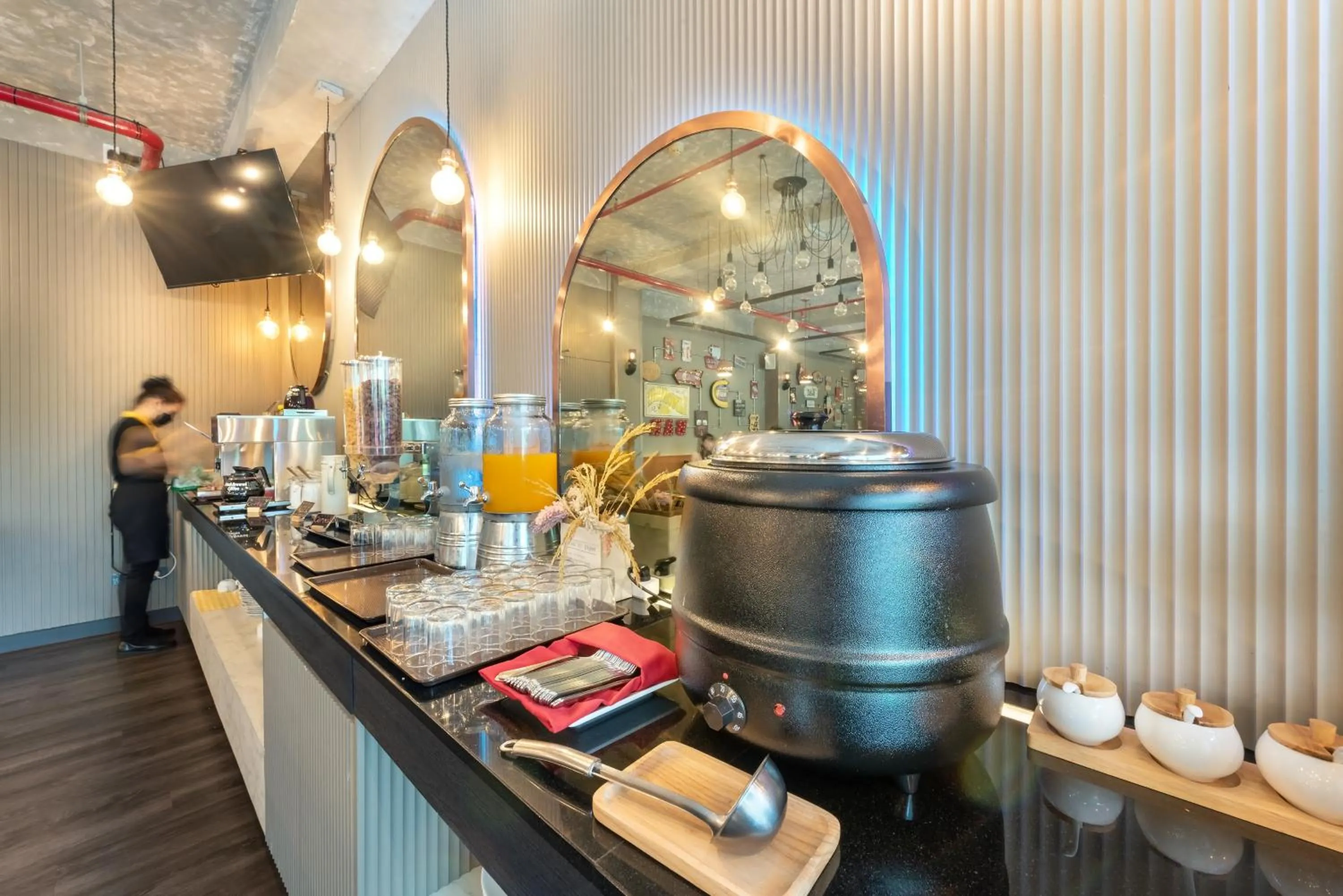 Food and drinks in Qiu Hotel Sukhumvit - BTS On Nut Station