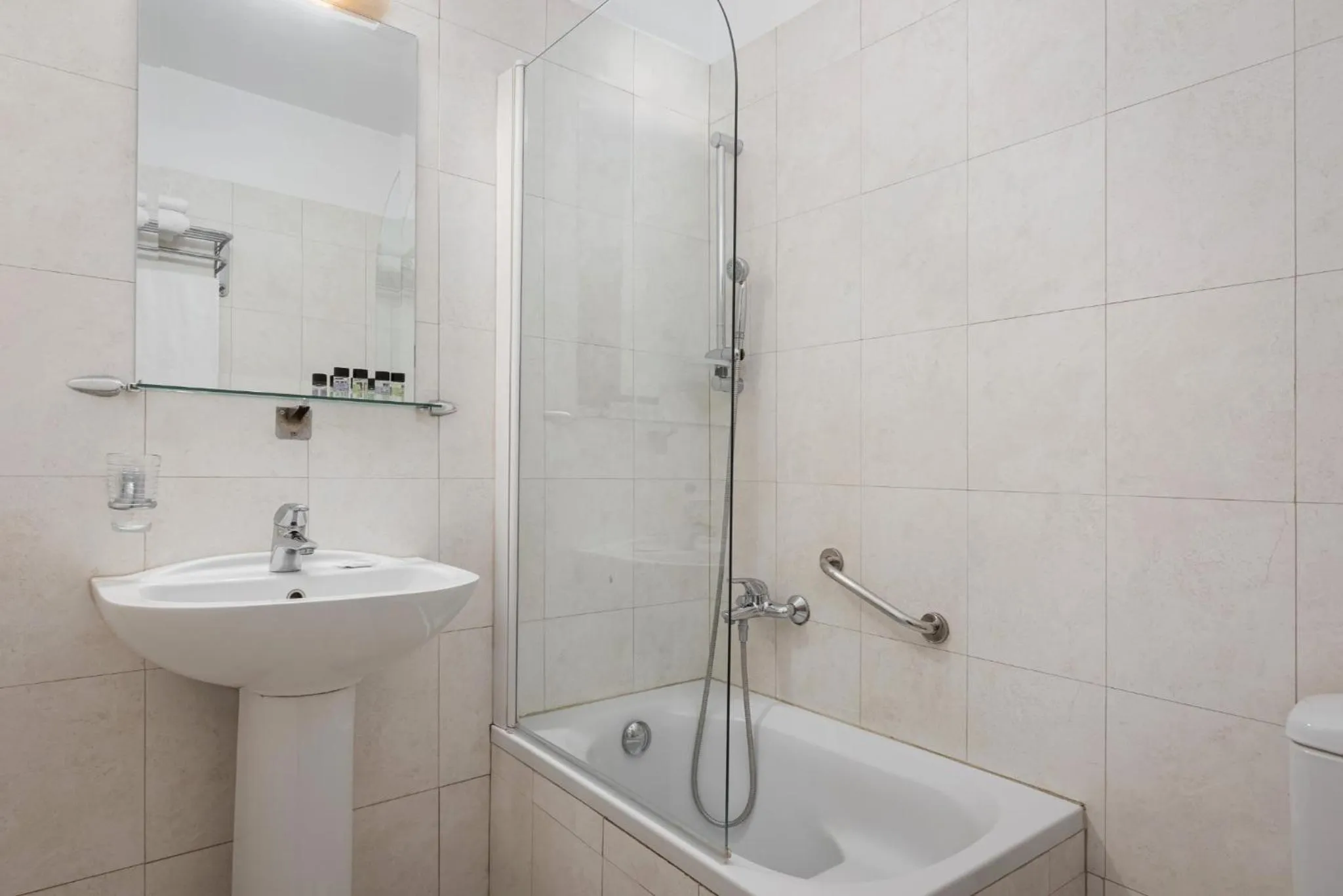 Shower in Hotel Leto Delphi