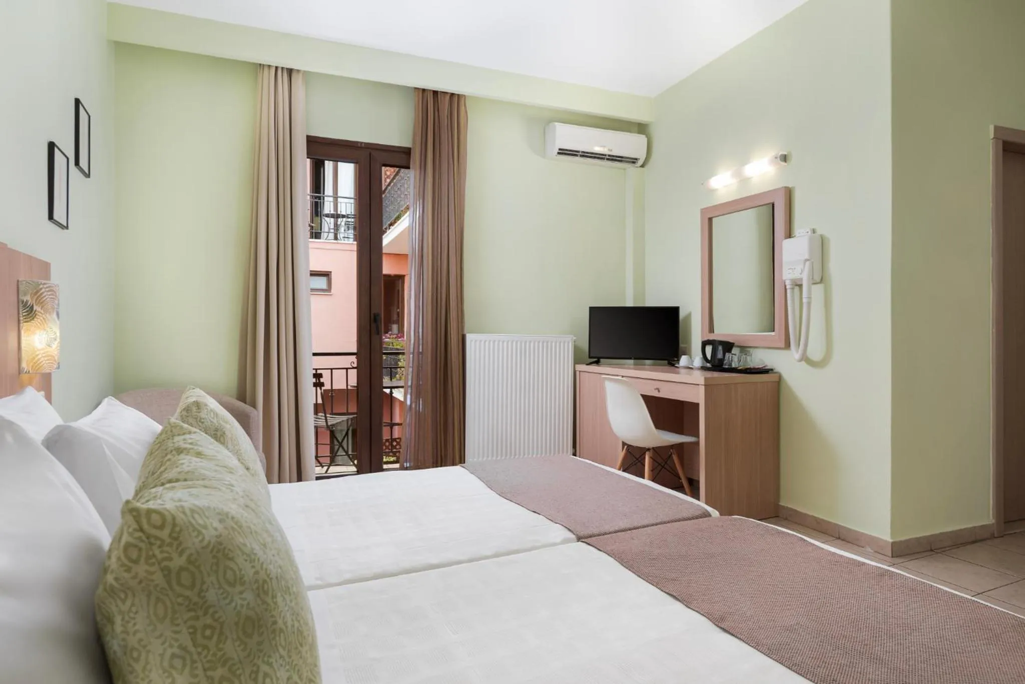 Bed in Hotel Leto Delphi