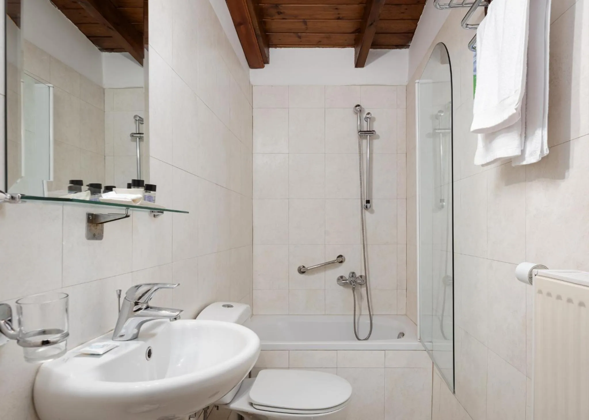 Shower in Hotel Leto Delphi