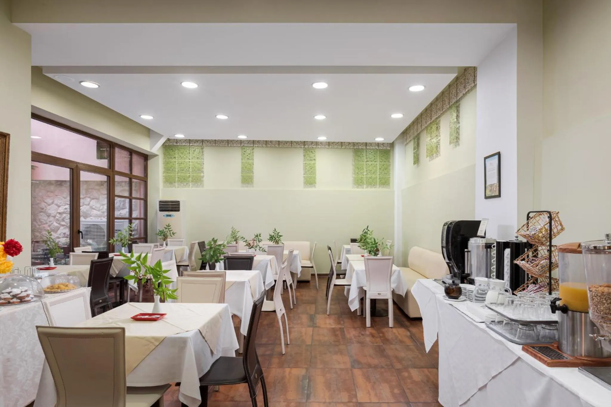 Restaurant/places to eat in Hotel Leto Delphi
