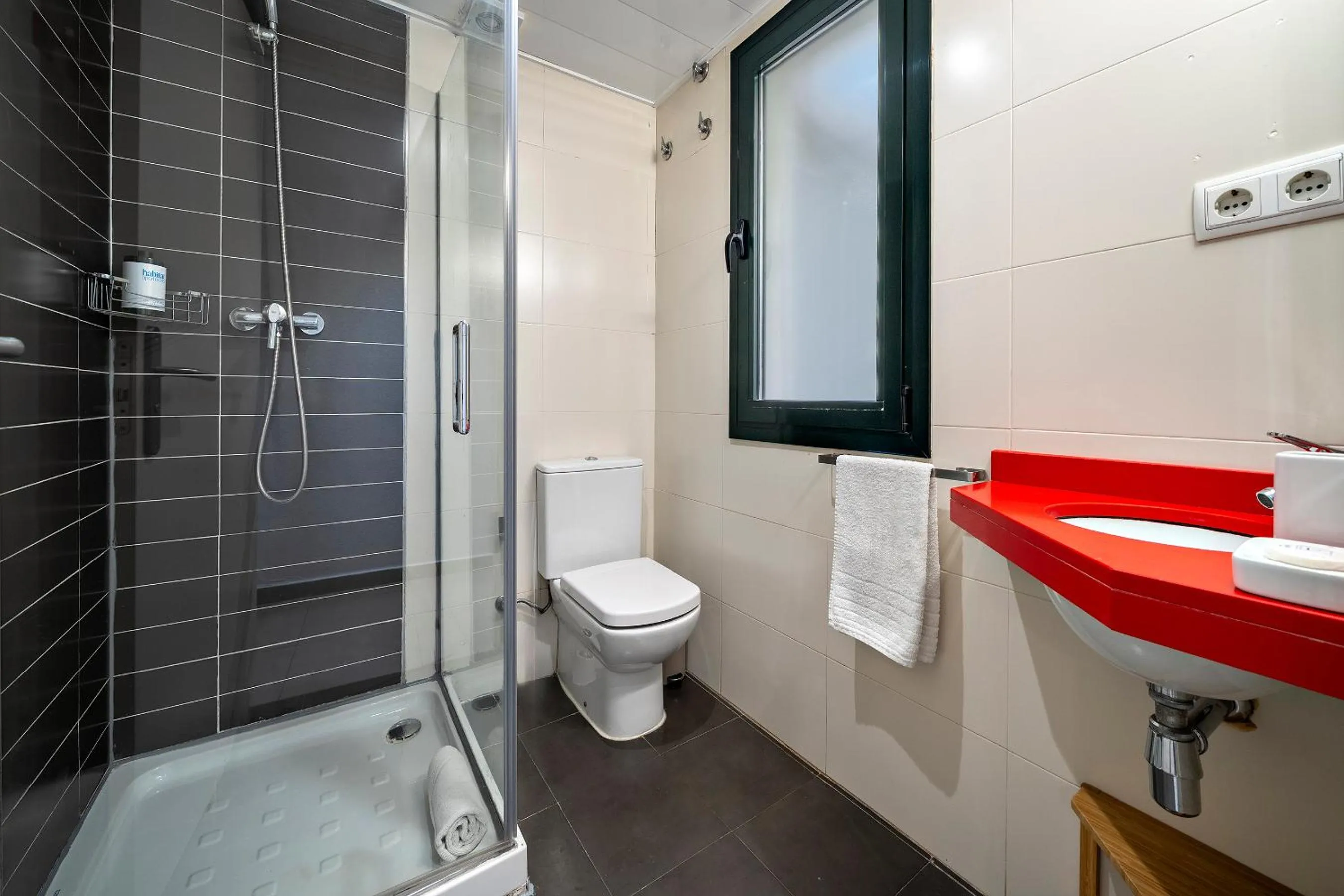 Toilet in Verdi Habitat Apartments