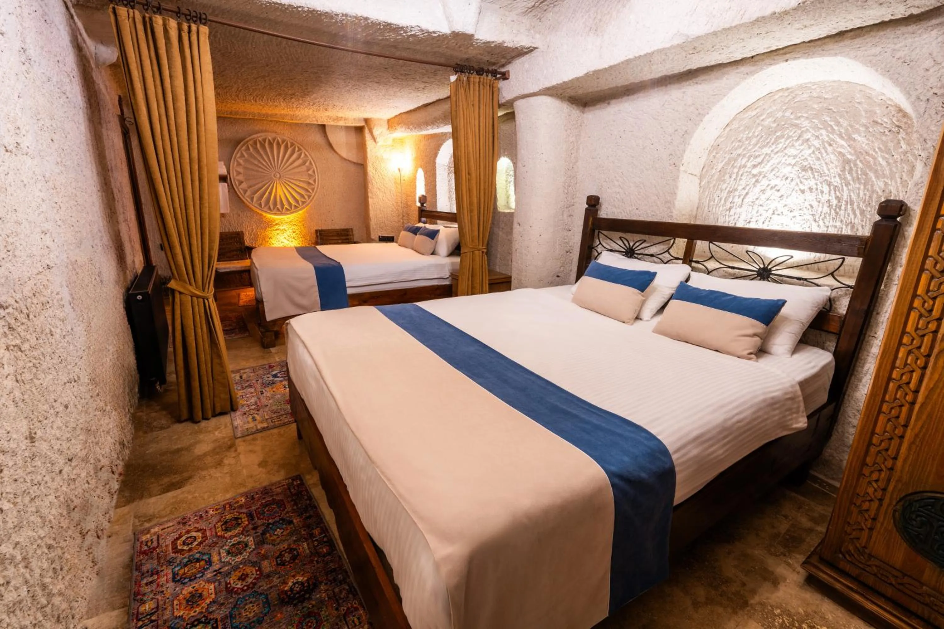 Photo of the whole room, Bed in Sunset Cave