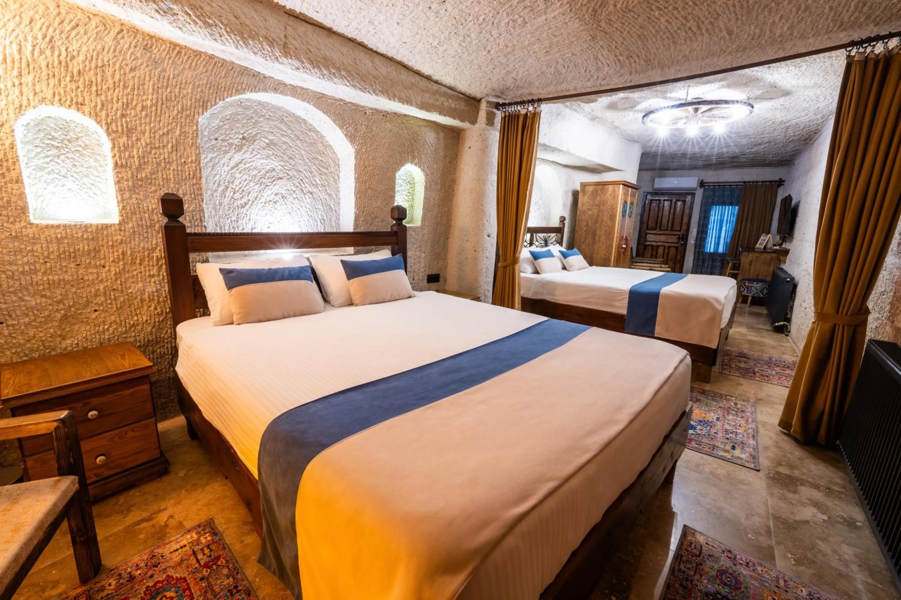 Photo of the whole room, Bed in Sunset Cave