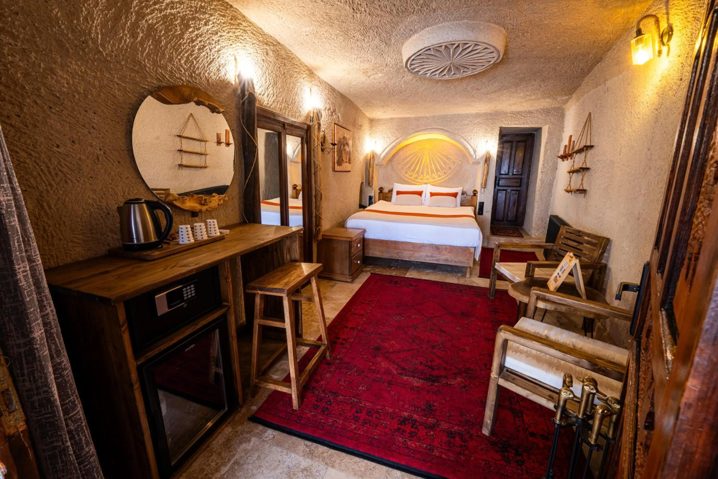 Photo of the whole room, Bed in Sunset Cave