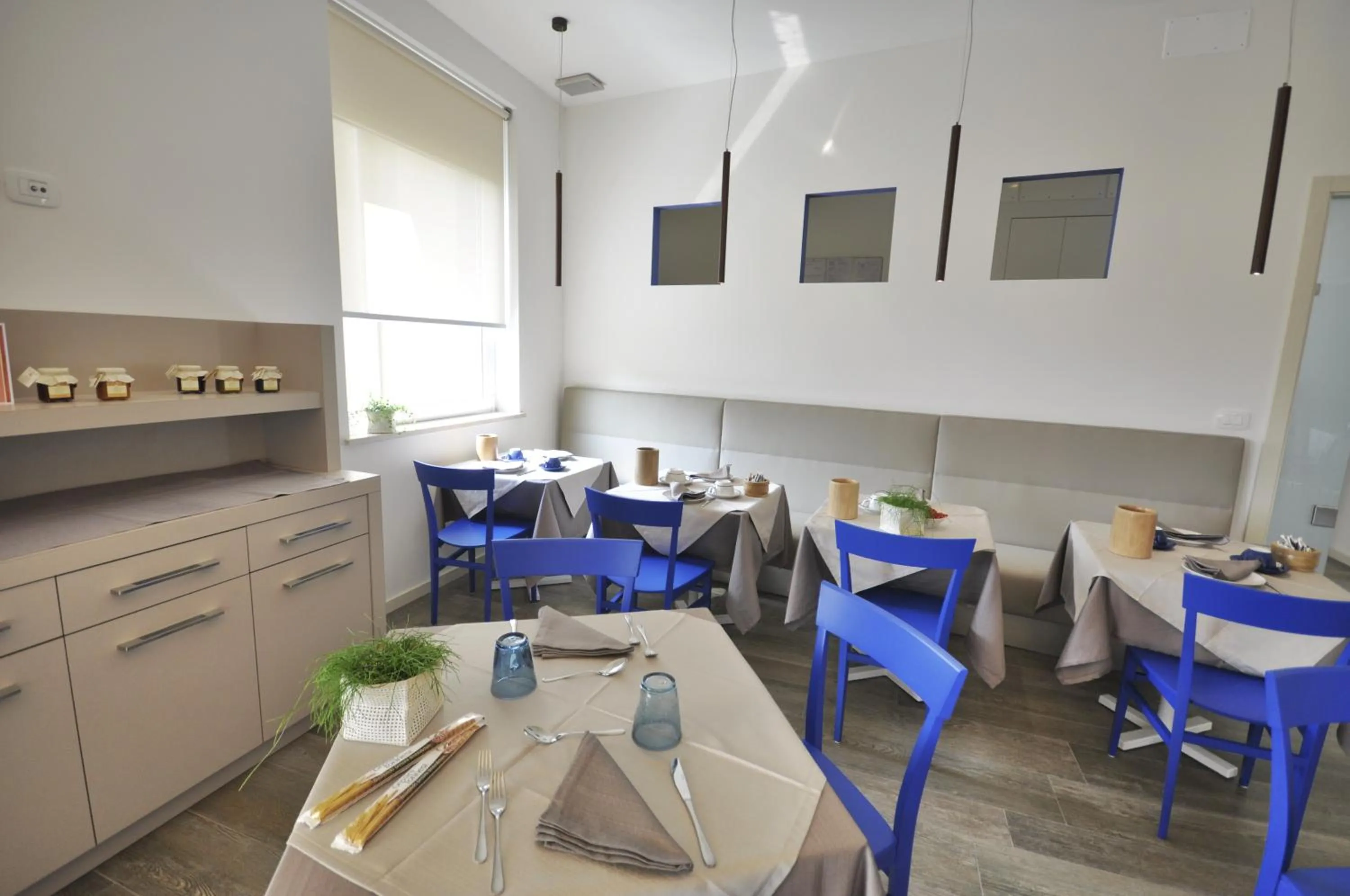 Restaurant/places to eat in Energy Hotel