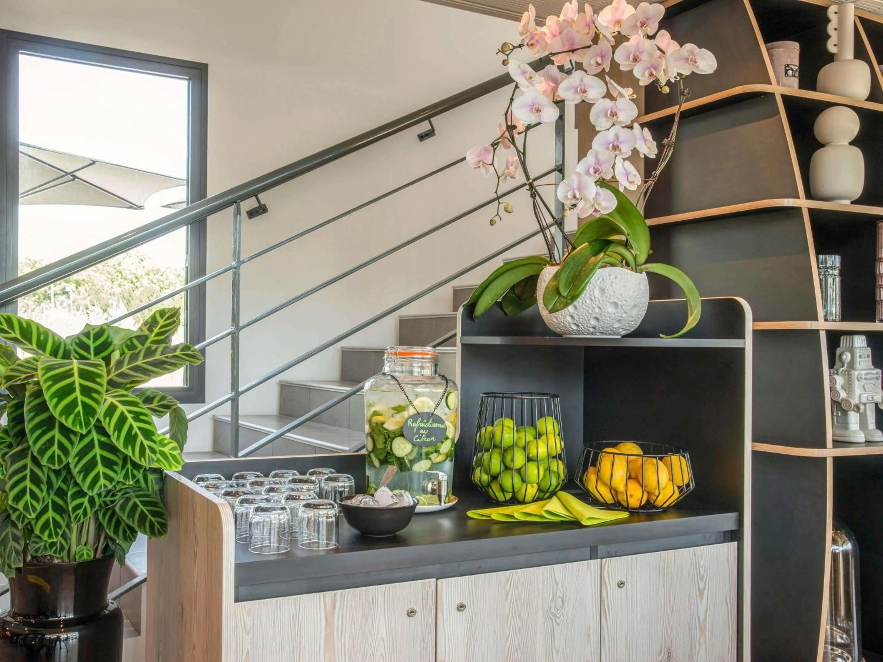 Lounge or bar in ibis Styles Pertuis Portes du Luberon