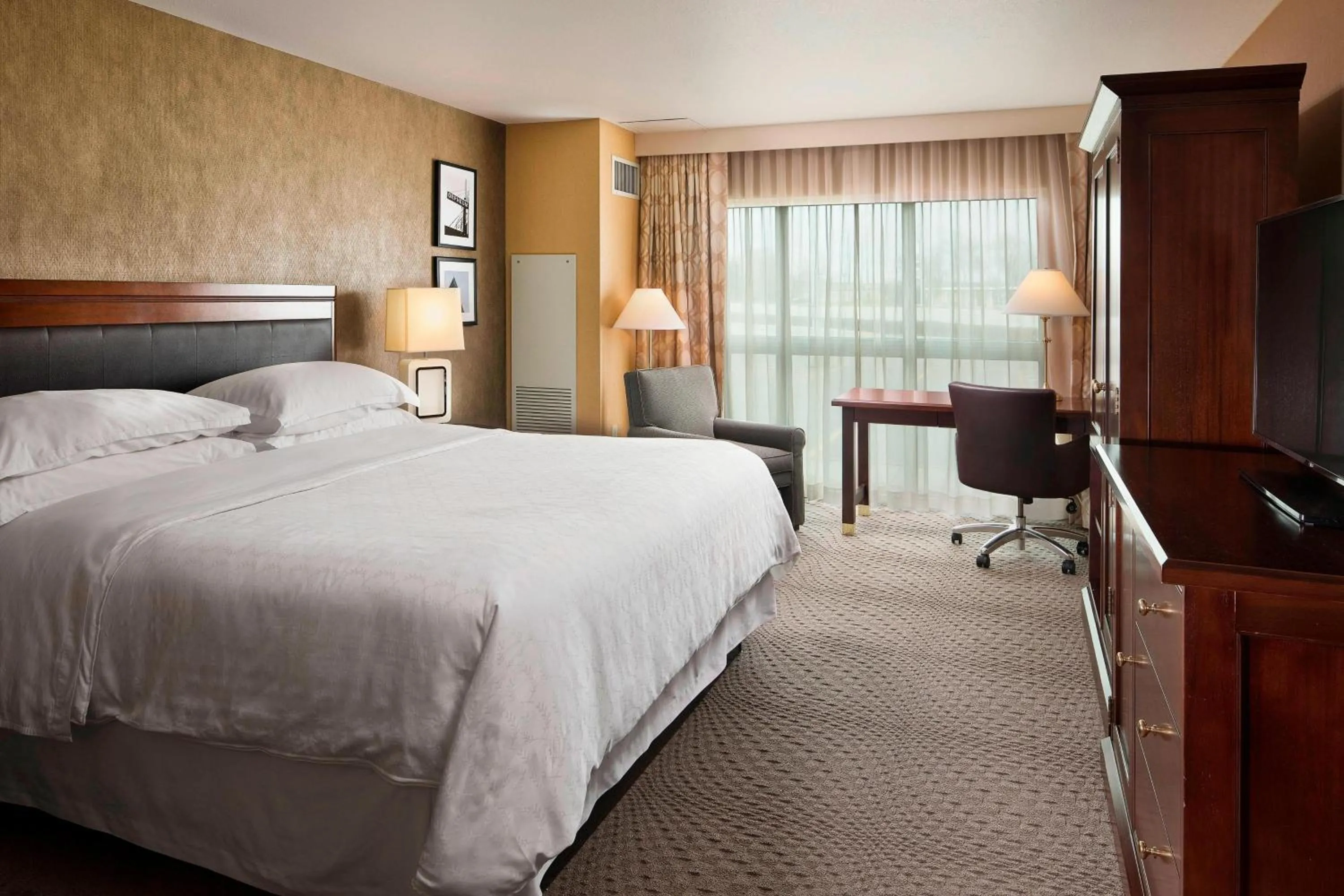 Photo of the whole room, Bed in Sheraton Sioux Falls Hotel & Convention Center