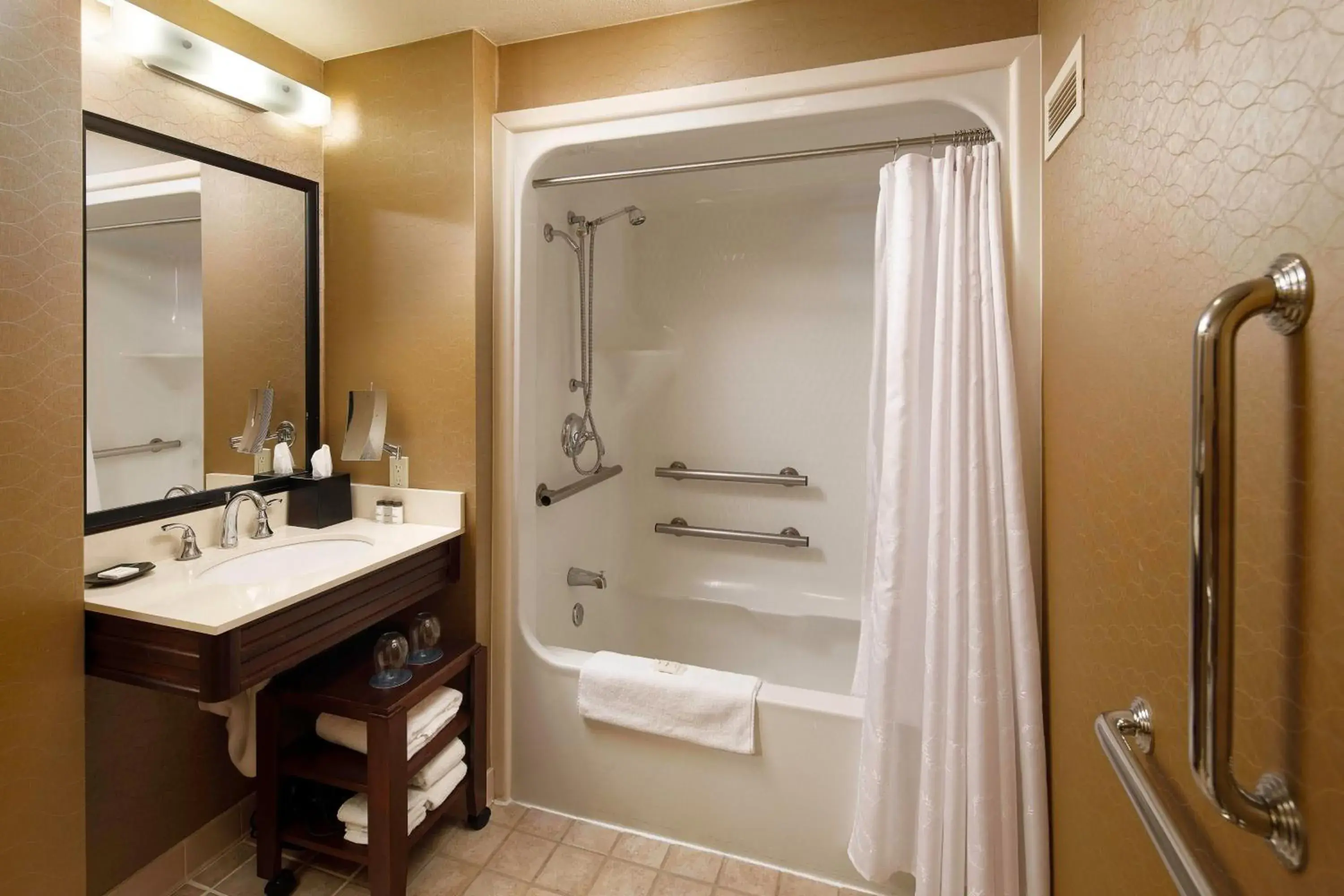 Traditional Double Room with Tub and Atrium Building - Mobility Accessible in Sheraton Sioux Falls Hotel & Convention Center Traditional Double Room with Tub and Atrium Building - Mobility Accessible in Sheraton Sioux Falls Hotel & Convention Center