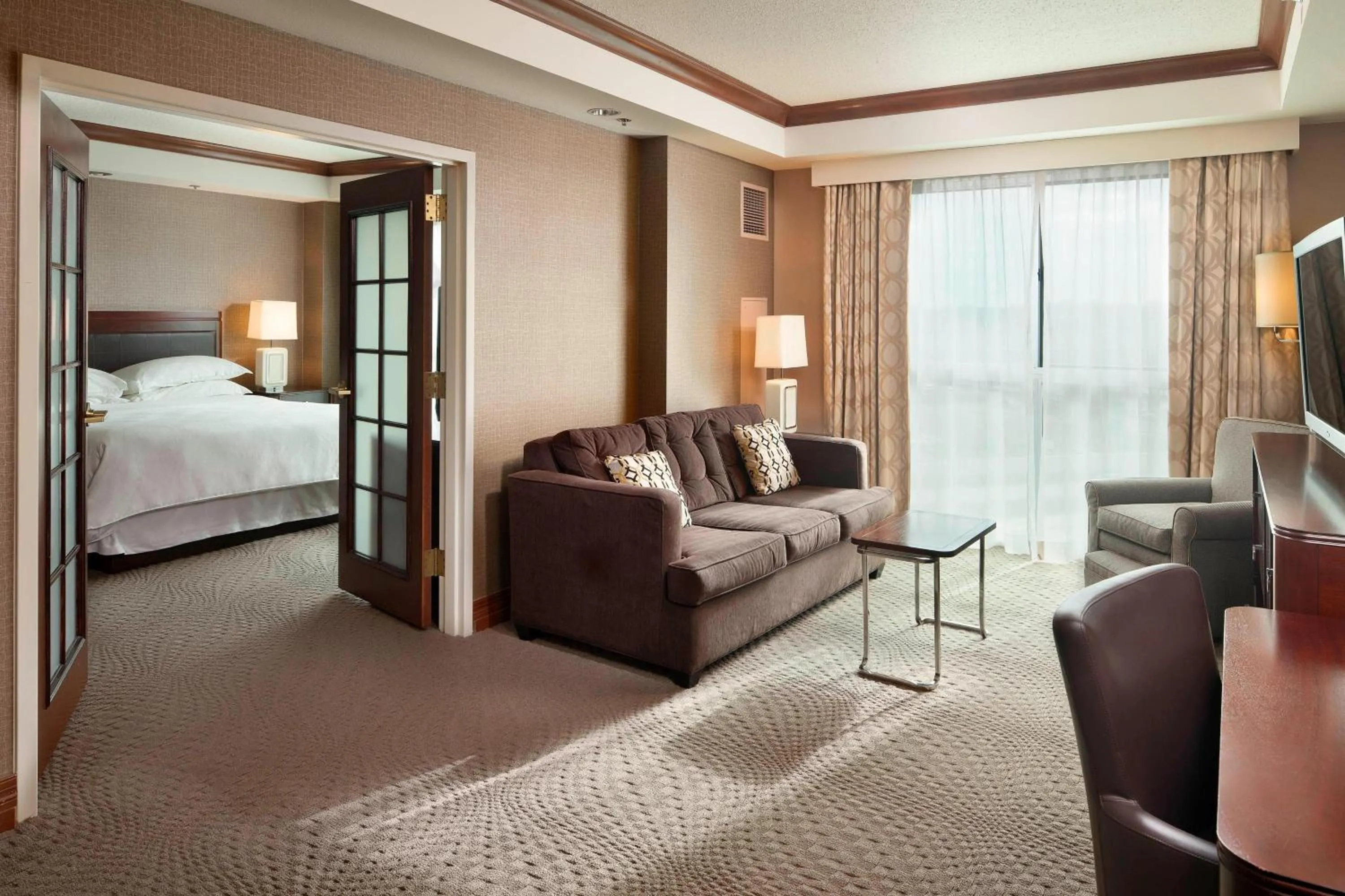 Photo of the whole room, Bed in Sheraton Sioux Falls Hotel & Convention Center