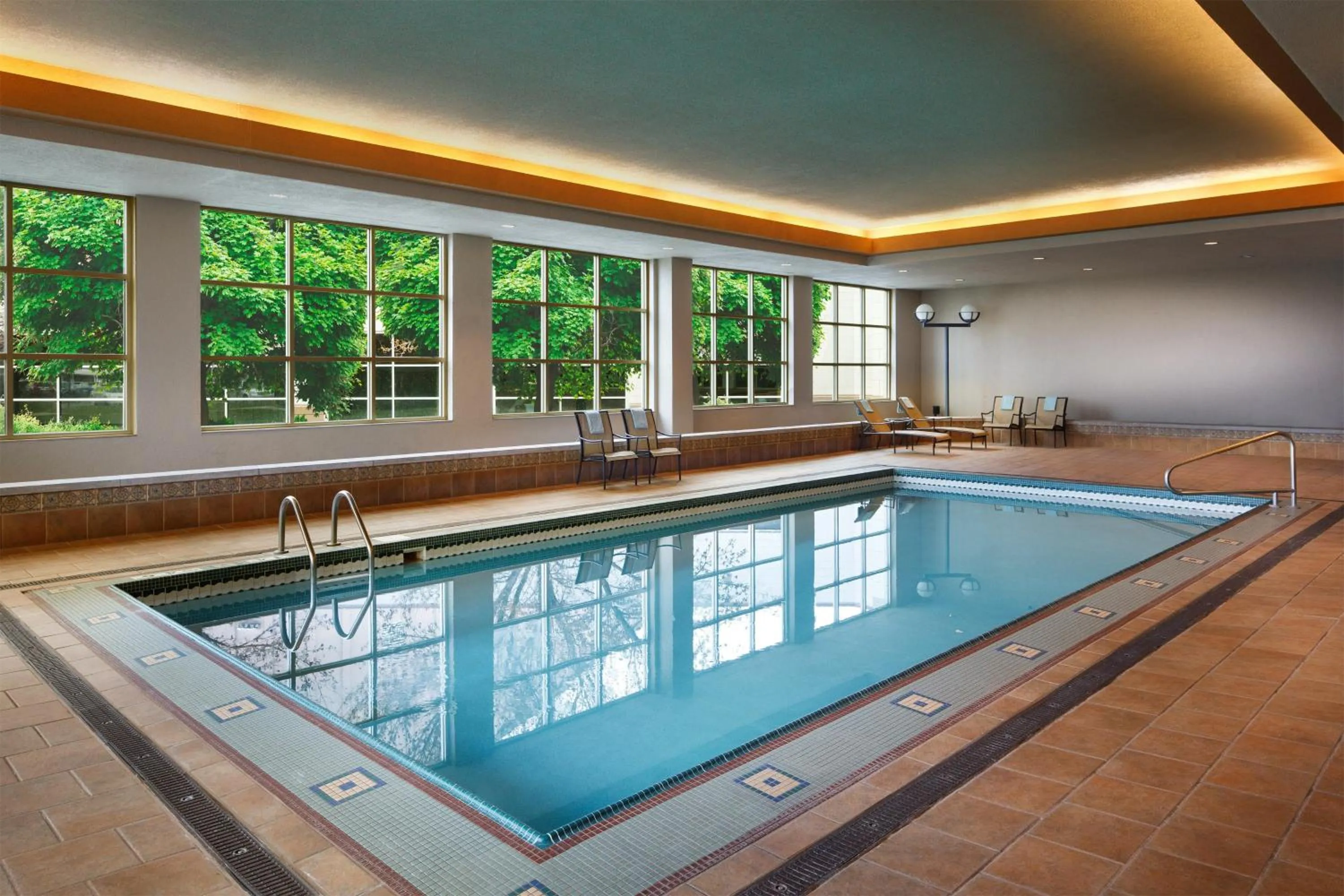 Swimming pool in Sheraton Sioux Falls Hotel & Convention Center