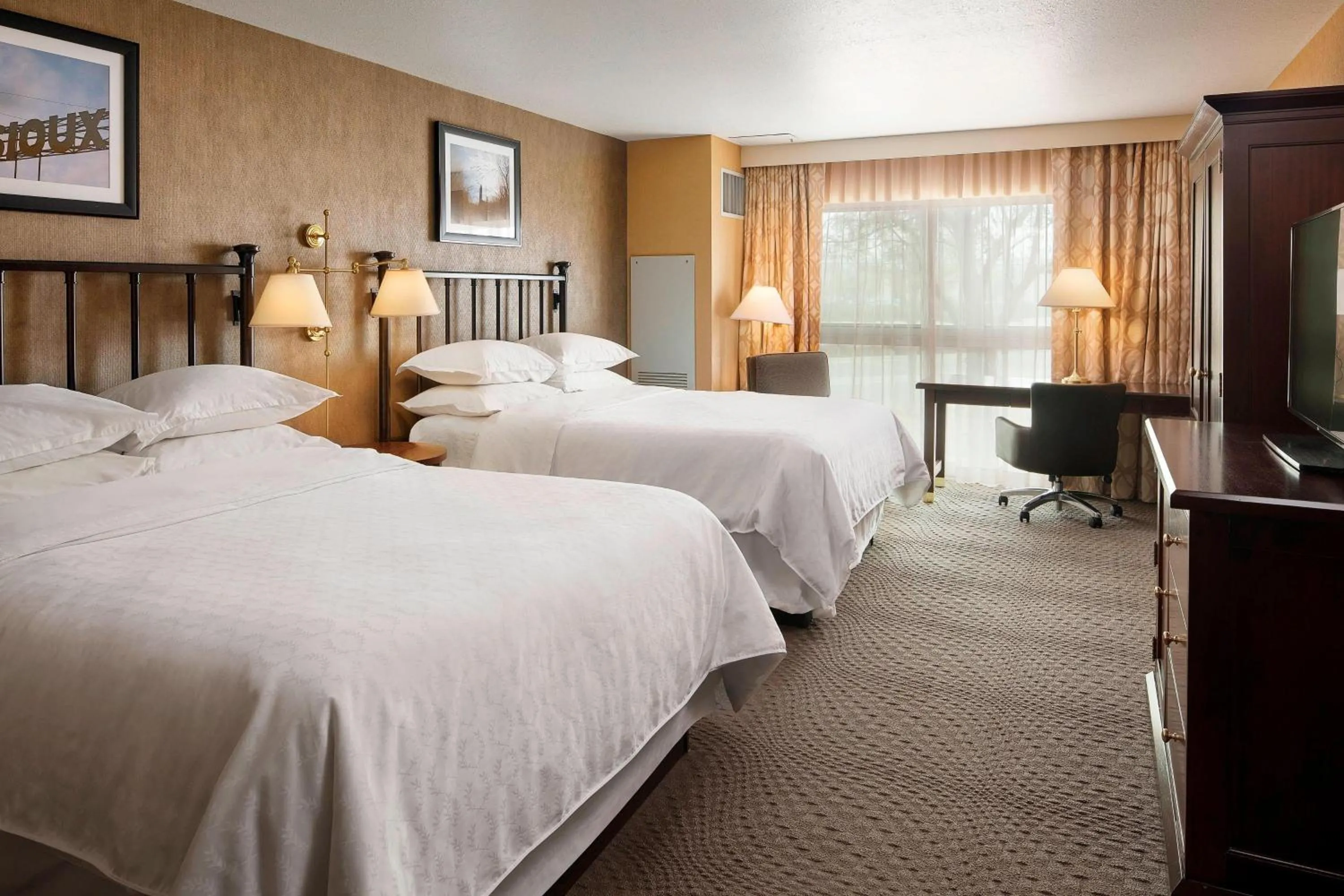 Photo of the whole room, Bed in Sheraton Sioux Falls Hotel & Convention Center