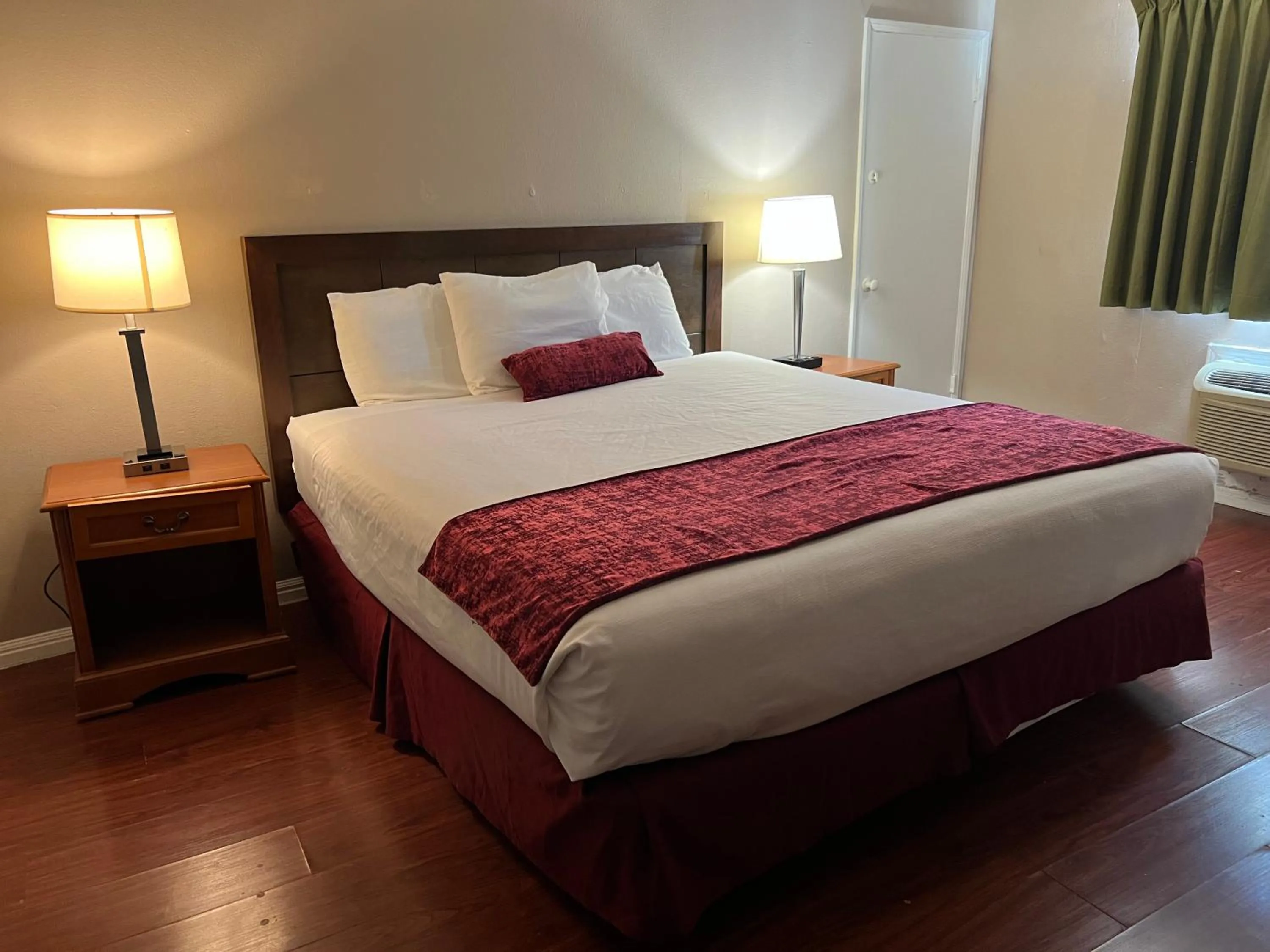 Bed in Hometown Inn North Hills