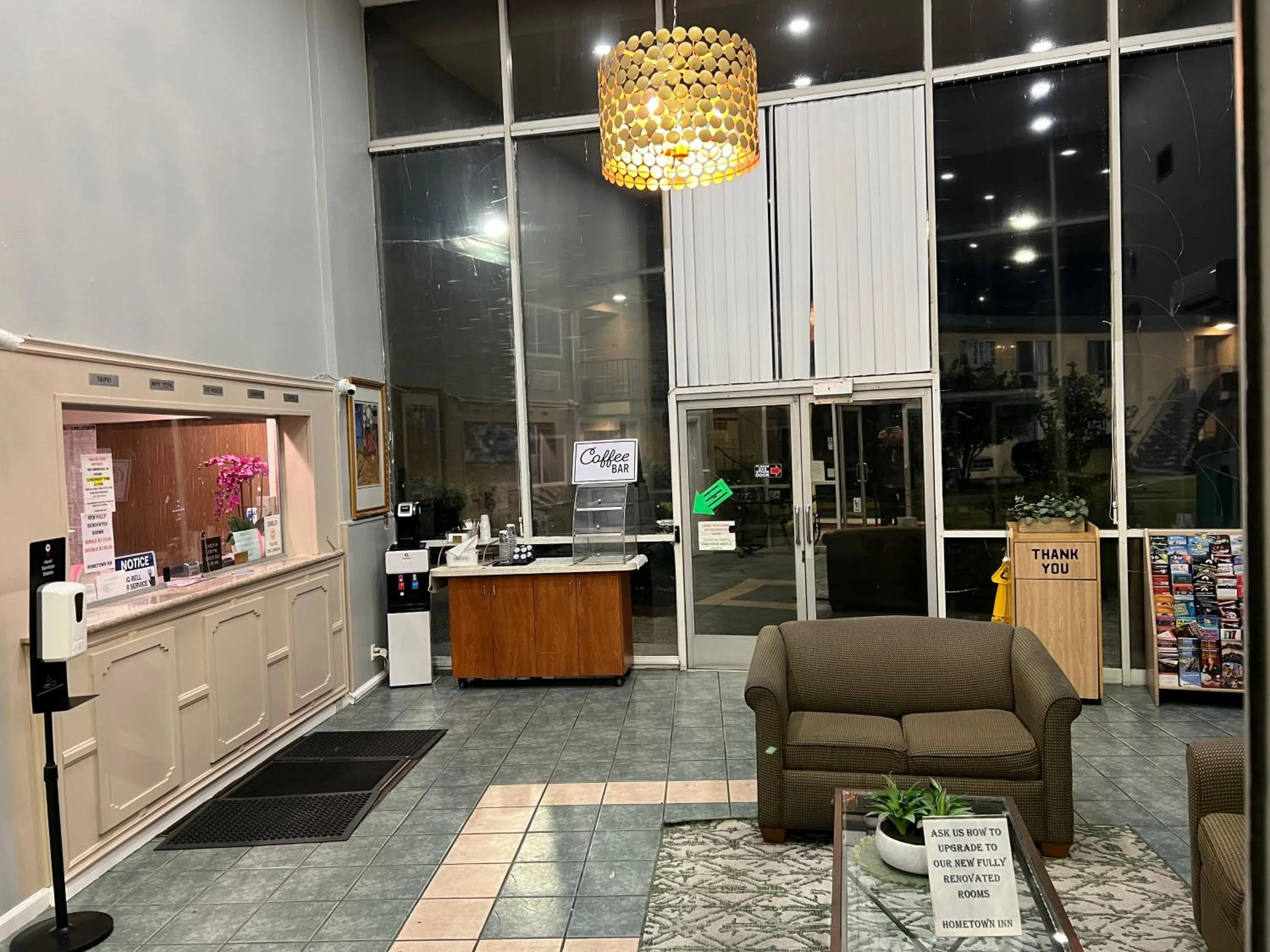 Seating area in Hometown Inn North Hills