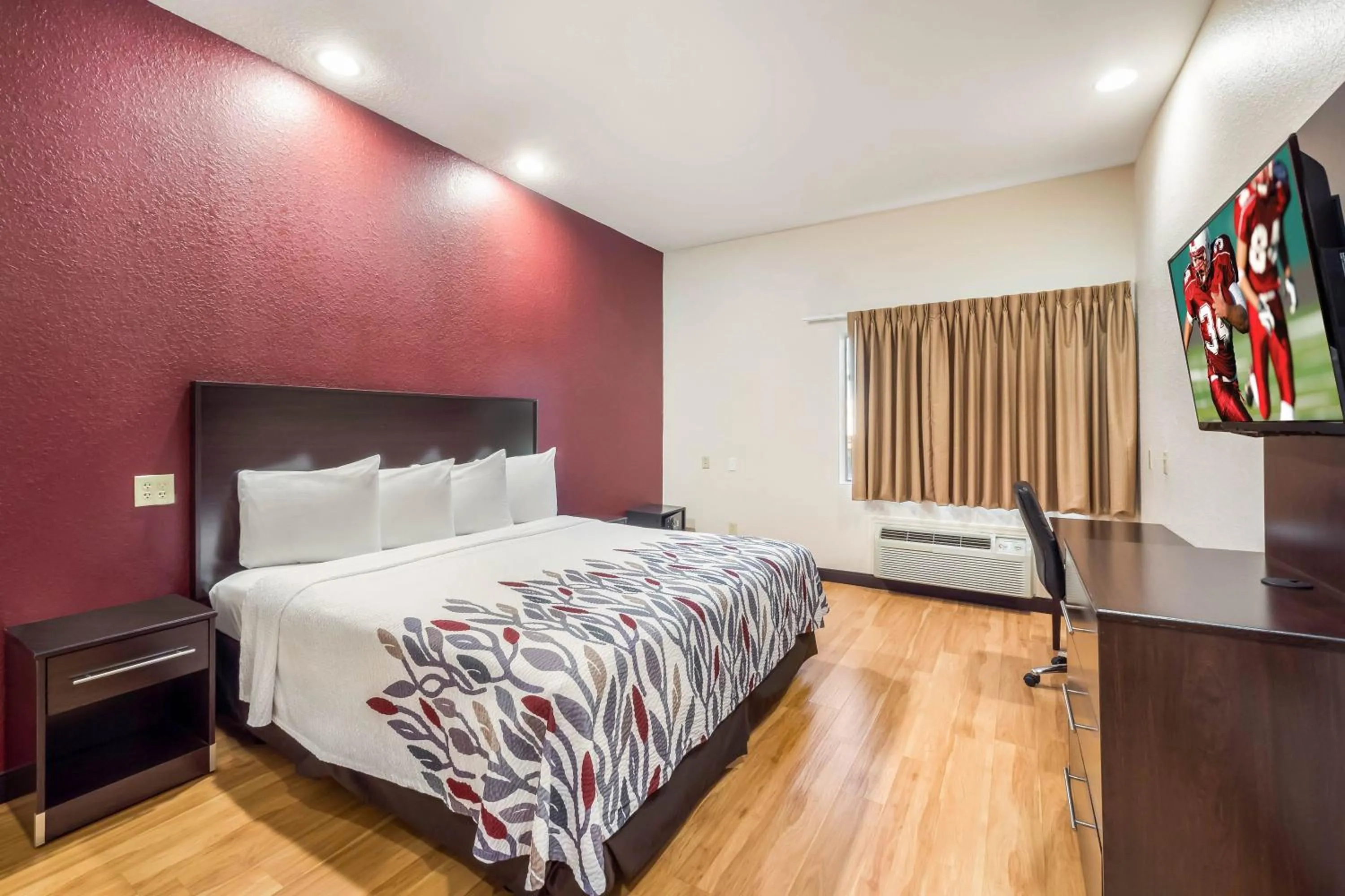 Photo of the whole room, Bed in Red Roof Inn Ocala