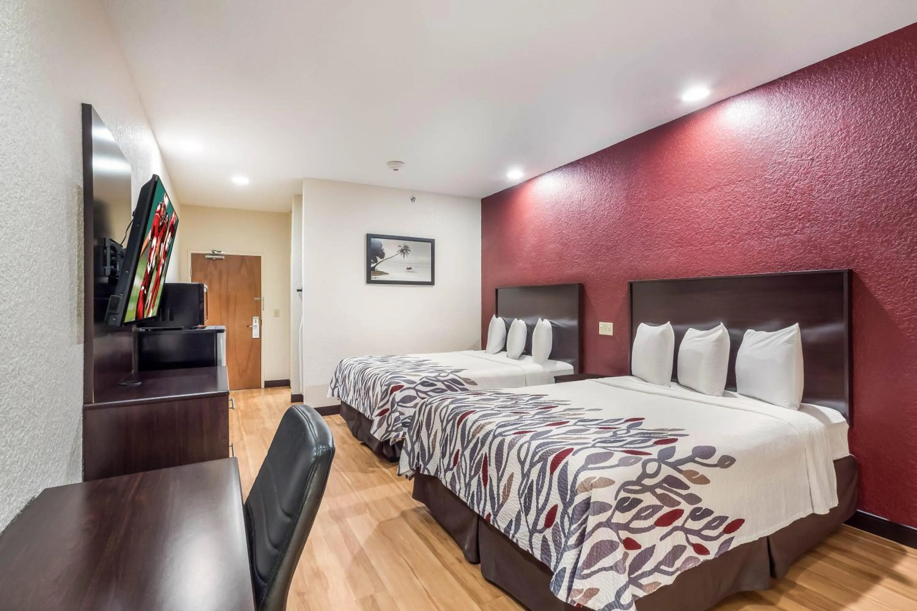 Photo of the whole room, Bed in Red Roof Inn Ocala