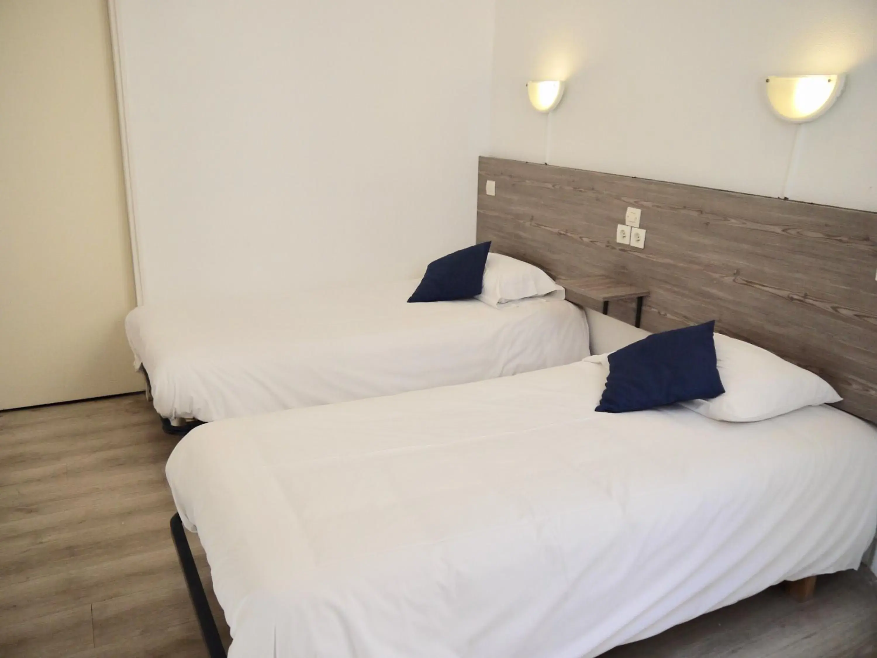 Twin Room in Hotel De La Poste Twin Room in Hotel De La Poste