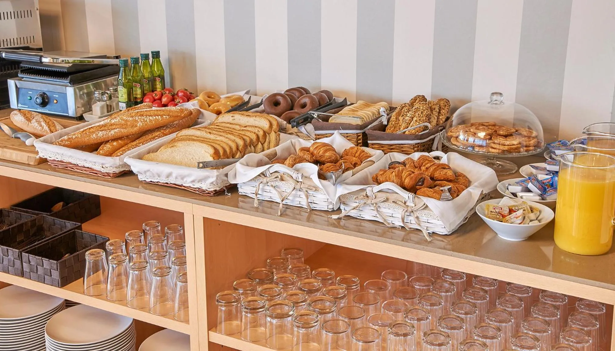 Food and drinks in Hotel Can Pamplona